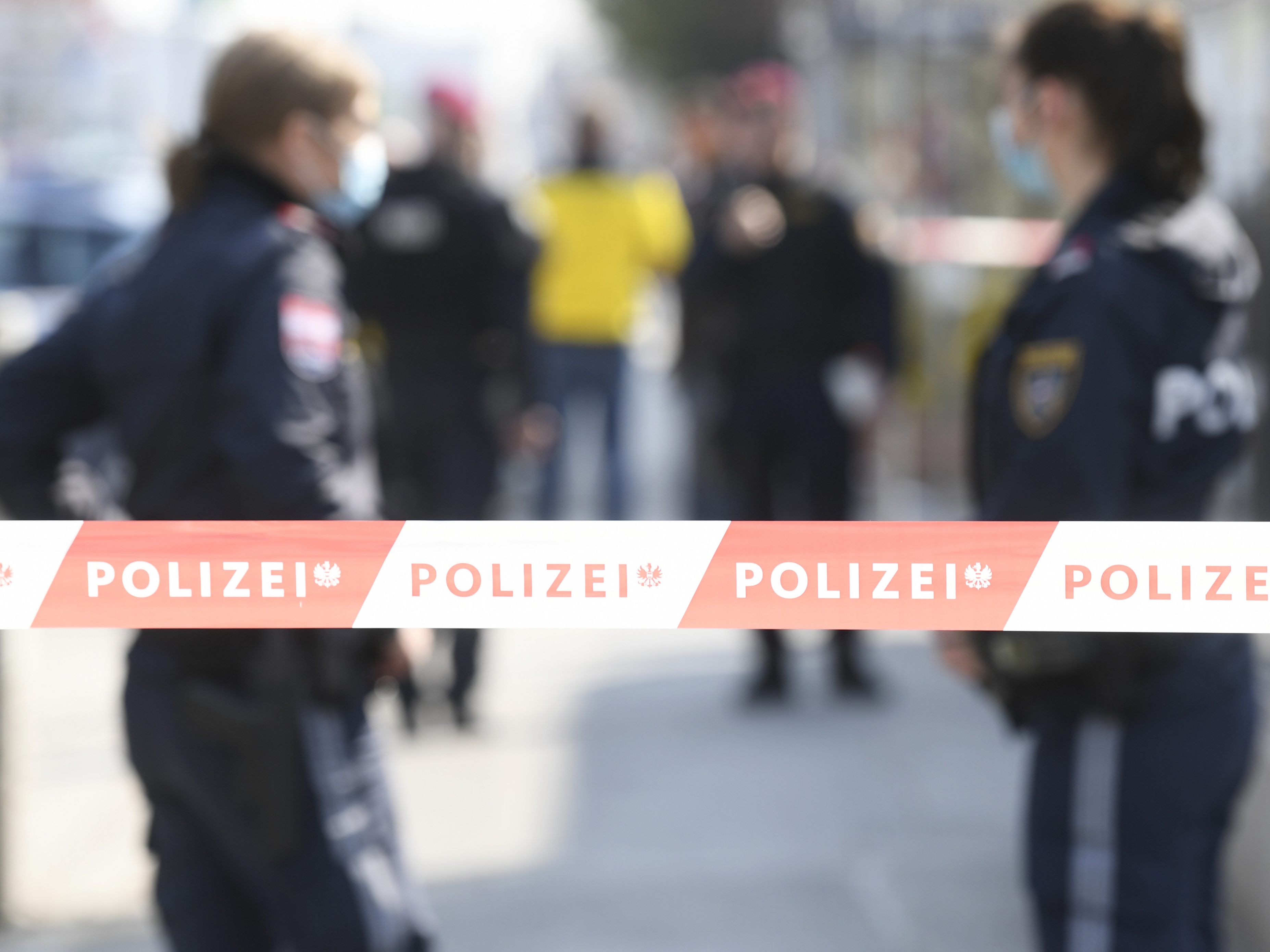 In Kirchbichl wurde eine Leiche in einem Auto aus dem Inn geborgen. In Kirchbichl wurde eine Leiche in einem Auto aus dem Inn geborgen.