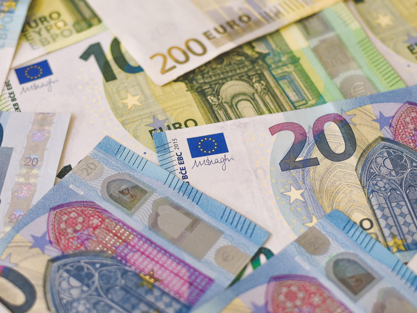 Die Öffentliche Hand darf weiter Aufträge bis 100.000 Euro ohne Ausschreibung vergeben.