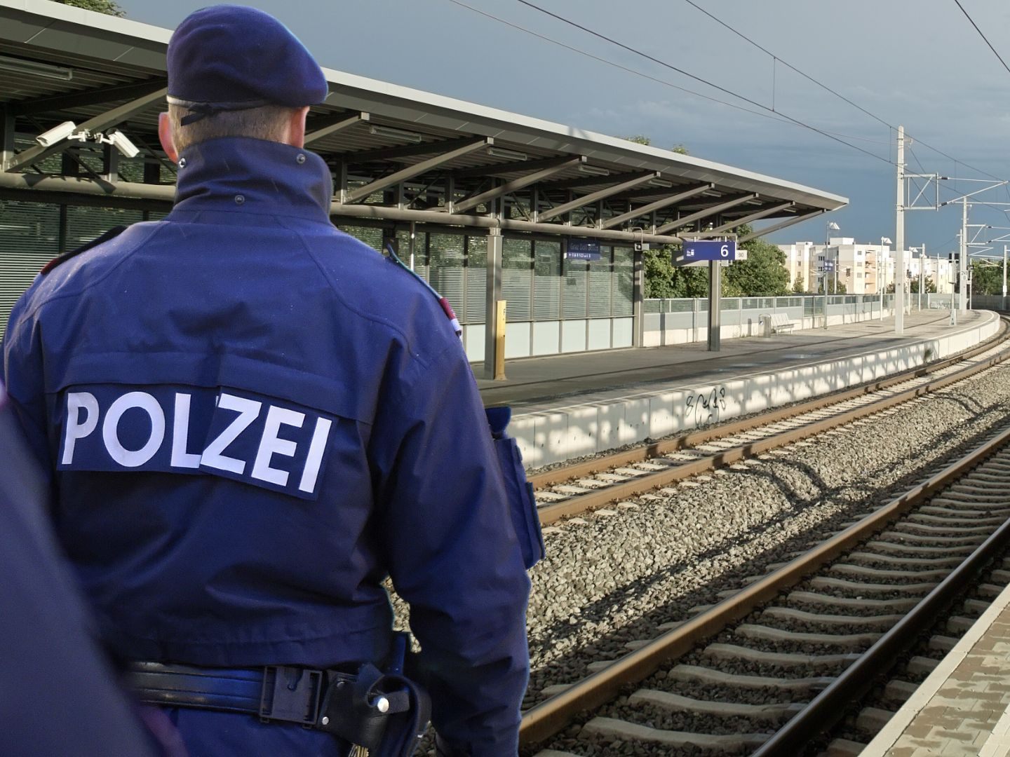 Ein Polizist und ein Passant retteten einem 19-Jährigen das Leben.