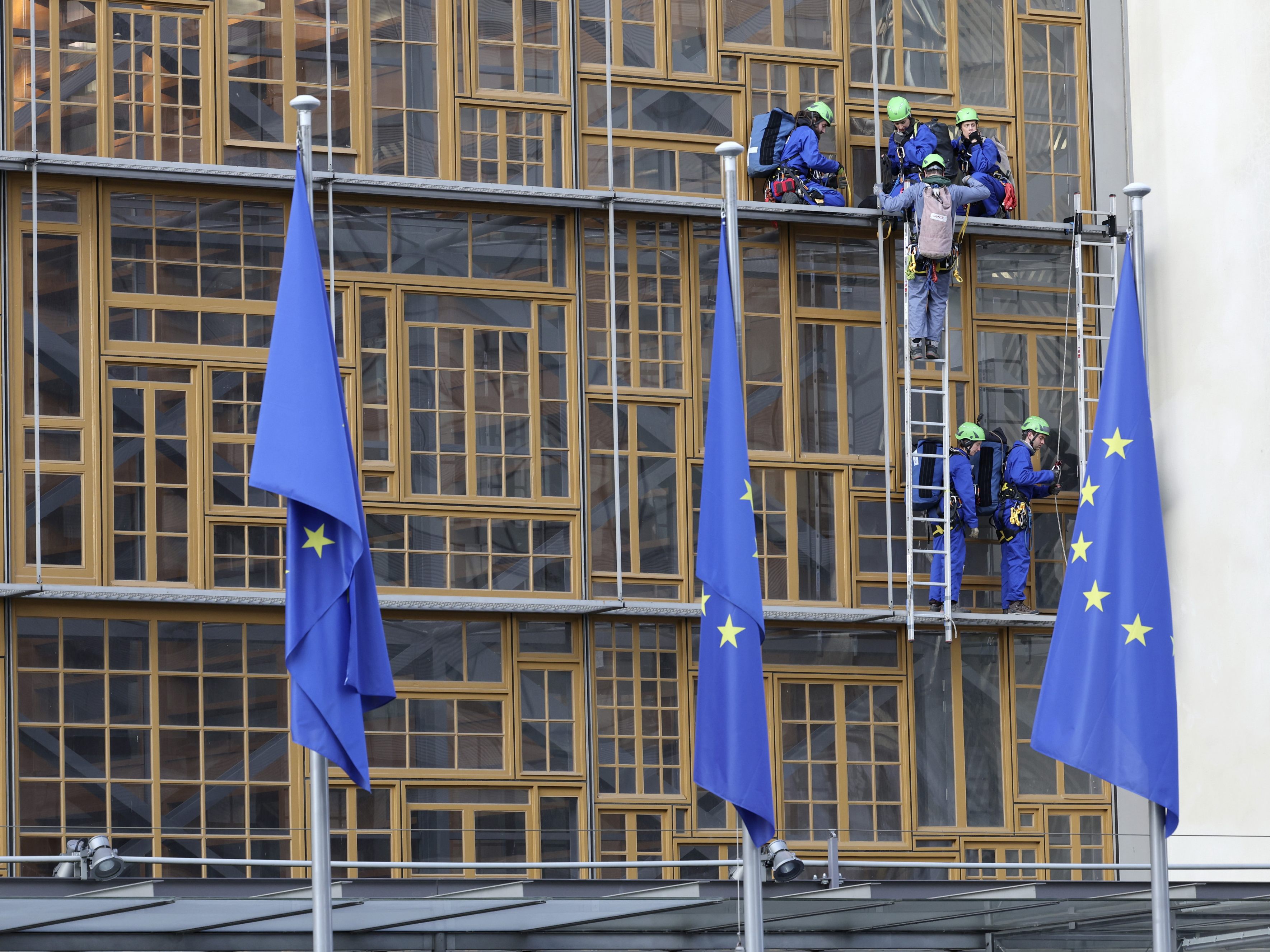 Klimaaktivisten störten ein EU-Ministertreffen. Klimaaktivisten störten ein EU-Ministertreffen.
