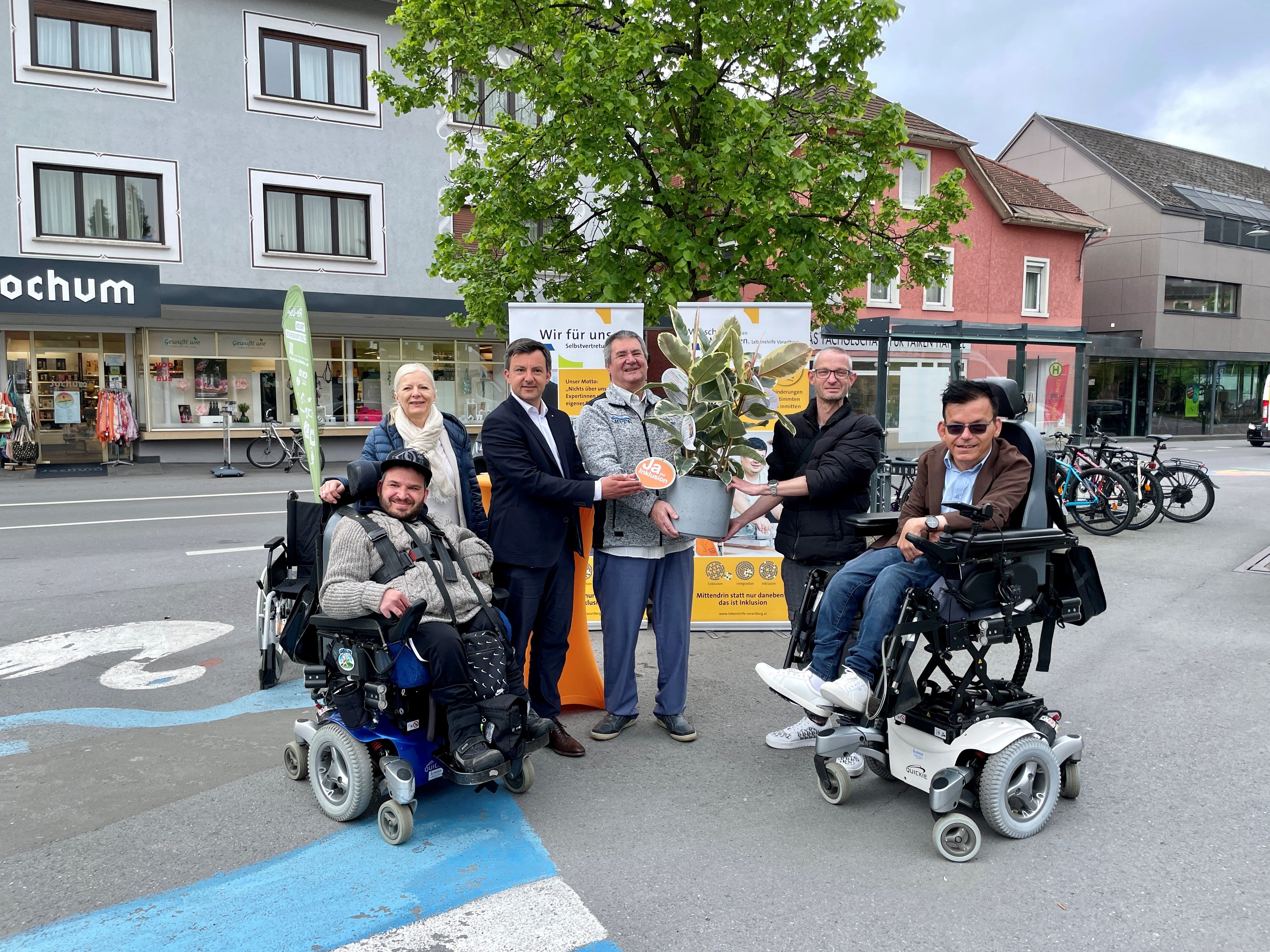 Gemeinde-Inklusions-Leitfaden wird an Hard überreicht.