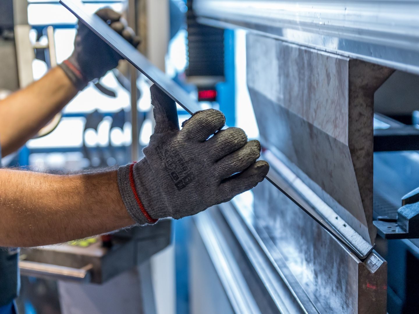 Die hohen Preise und der Arbeitskräftemangel setzen der energieintensiven Industrie zu.