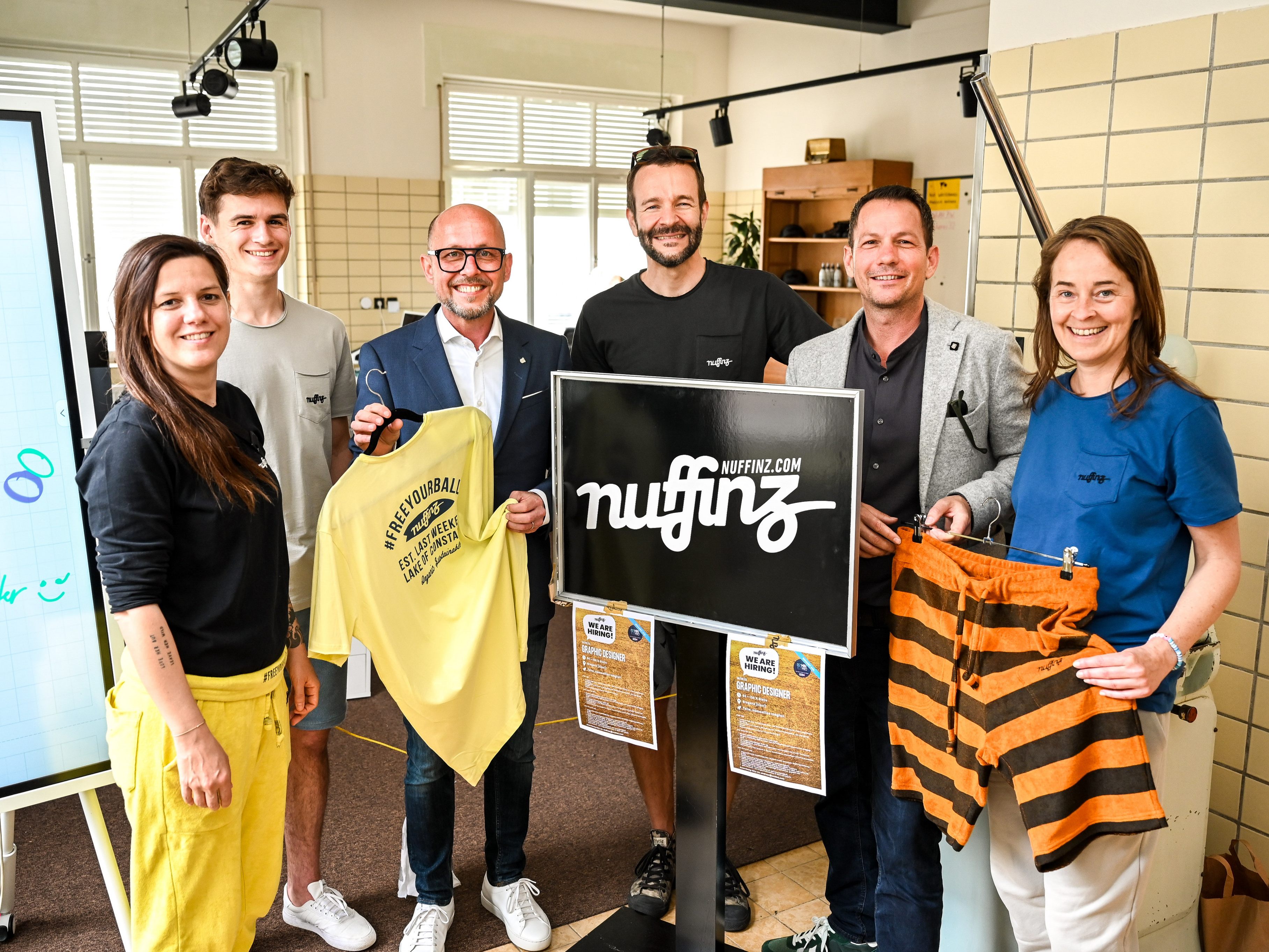 Das Team rundum Andreas Gähwiler mit Bürgermeister Michael Ritsch und Robert S. Salant (Stadtmarketing Bregenz).