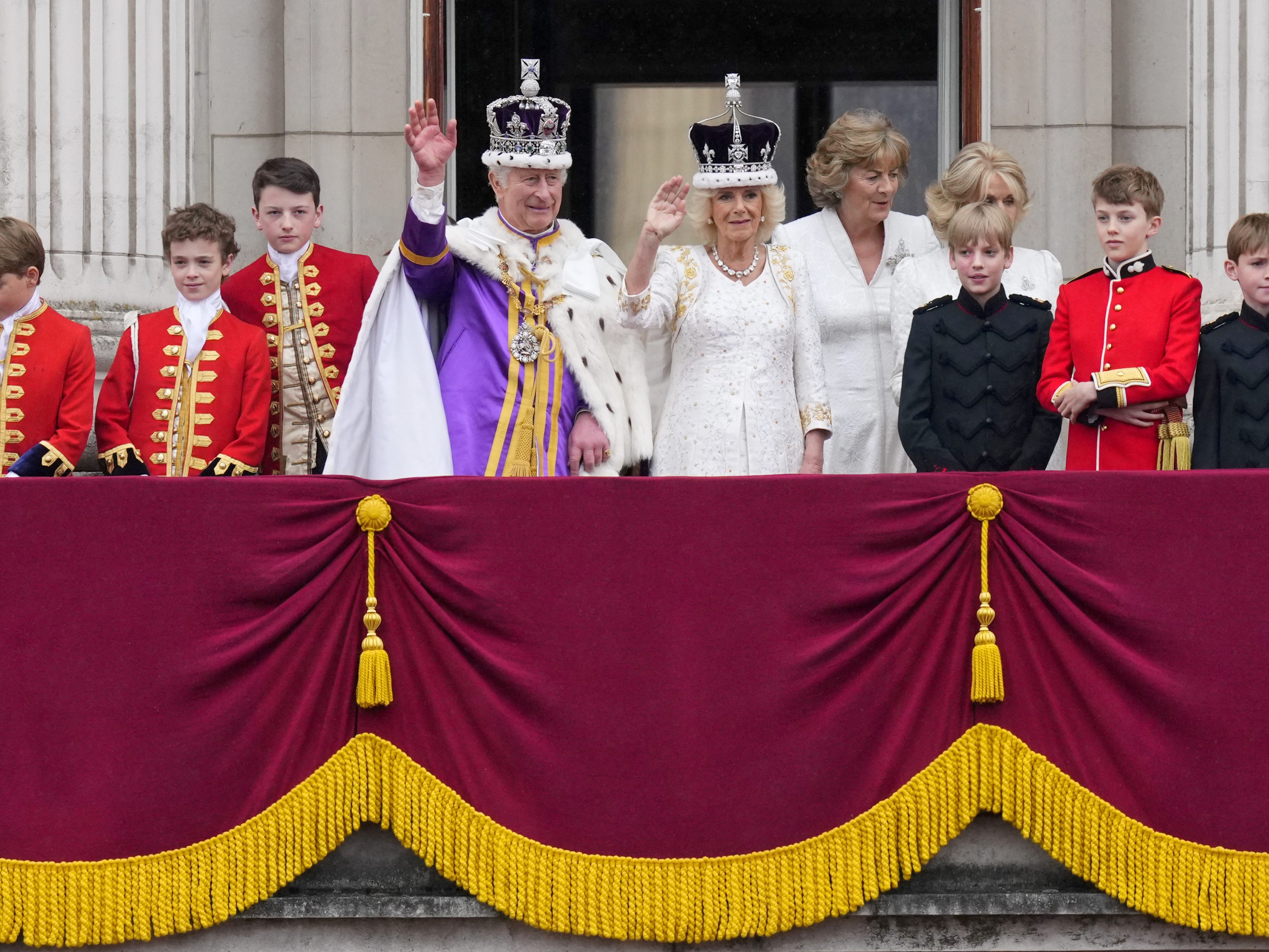 Dass Königspaar winkt vom Balkon des Buckingham Palace.
