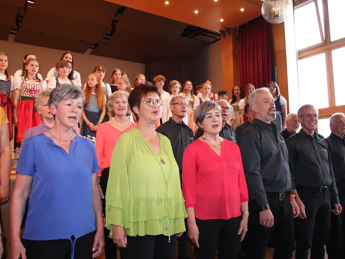 80 klangvolle Stimmen erhellten den Basilikasaal. 80 klangvolle Stimmen erhellten den Basilikasaal.