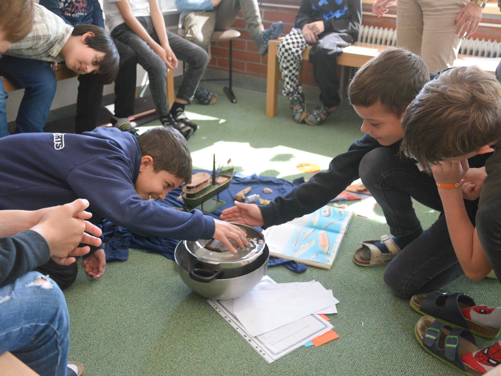 An der Volksschule Hasenfeld fanden vergangene Woche klassenübergreifende Projekttage zum Thema "Wasser, Wind und Wolken" statt. An der Volksschule Hasenfeld fanden vergangene Woche klassenübergreifende Projekttage zum Thema "Wasser, Wind und Wolken" statt.