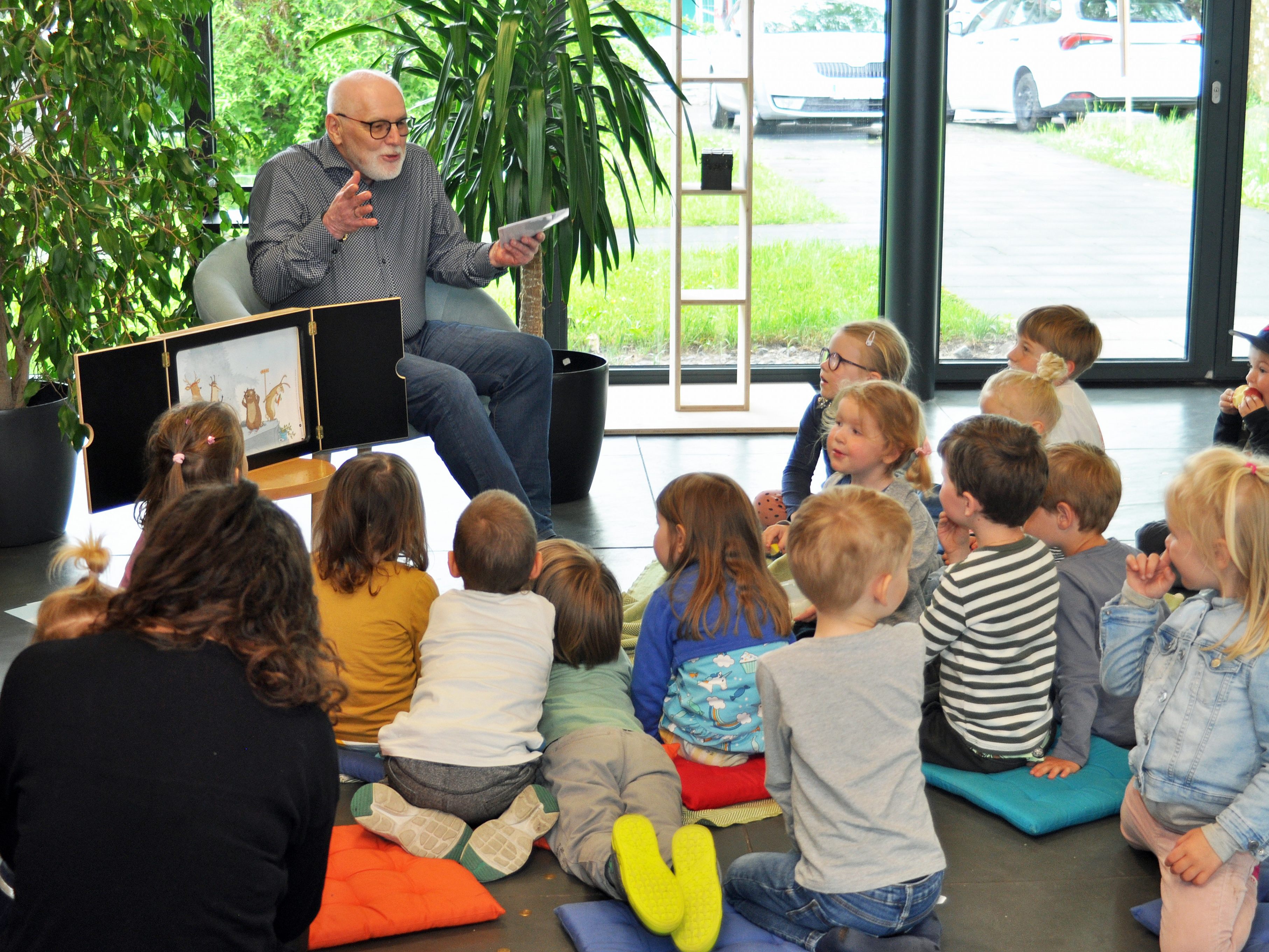 Die Kinder ließen sich von den Geschichten in den Bann ziehen. Die Kinder ließen sich von den Geschichten in den Bann ziehen.