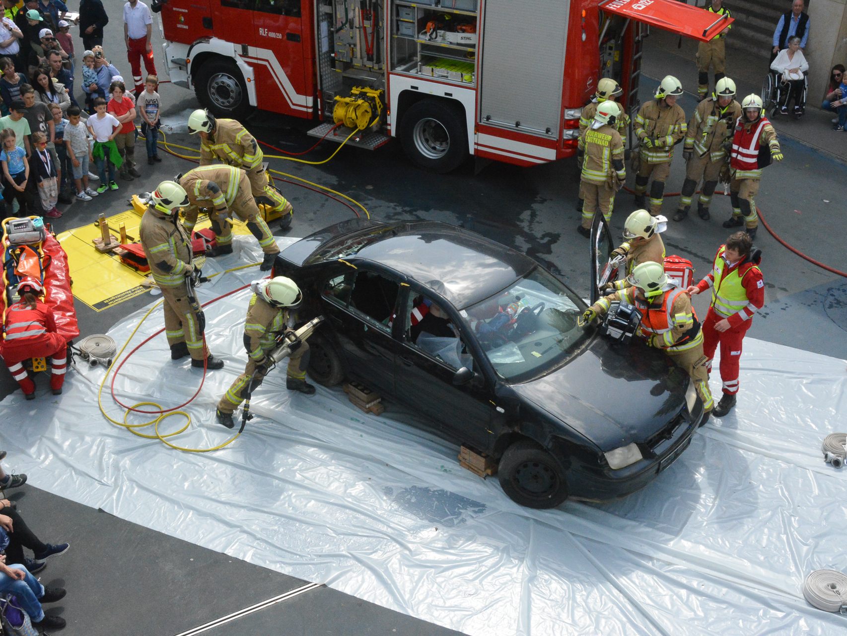 Am Samstagnachmittag luden die Feuerwehr Lustenau und das Rote Kreuz Lustenau zur gemeinsamen Schauübung auf den Kirchplatz. Am Samstagnachmittag luden die Feuerwehr Lustenau und das Rote Kreuz Lustenau zur gemeinsamen Schauübung auf den Kirchplatz.
