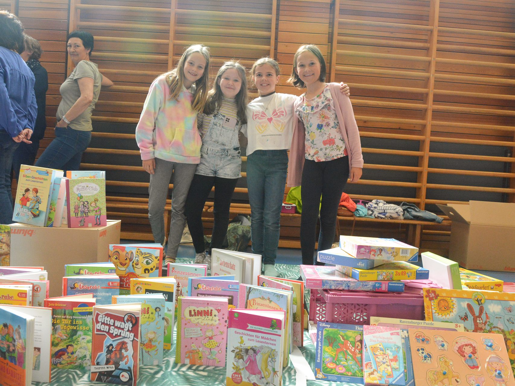 Die Viertklässler der Volksschule Rheindorf veranstalteten einen Flohmarkt, um ihre Klassenkasse für Schulausflüge aufzustocken. Die Viertklässler der Volksschule Rheindorf veranstalteten einen Flohmarkt, um ihre Klassenkasse für Schulausflüge aufzustocken.