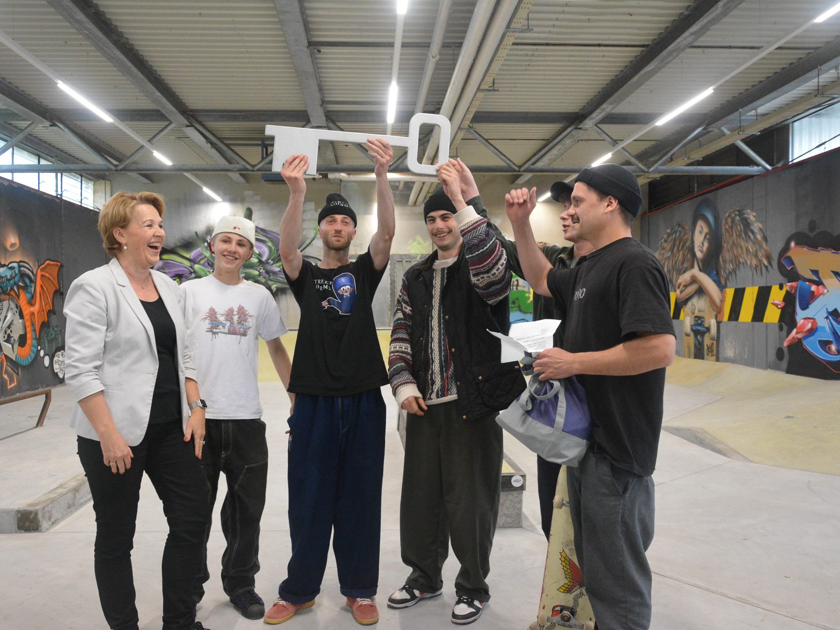 Bürgermeisterin Andrea Kaufmann überreichte am Mittwoch den Skatern den Schlüssel für die neue Skatehalle. Bürgermeisterin Andrea Kaufmann überreichte am Mittwoch den Skatern den Schlüssel für die neue Skatehalle.