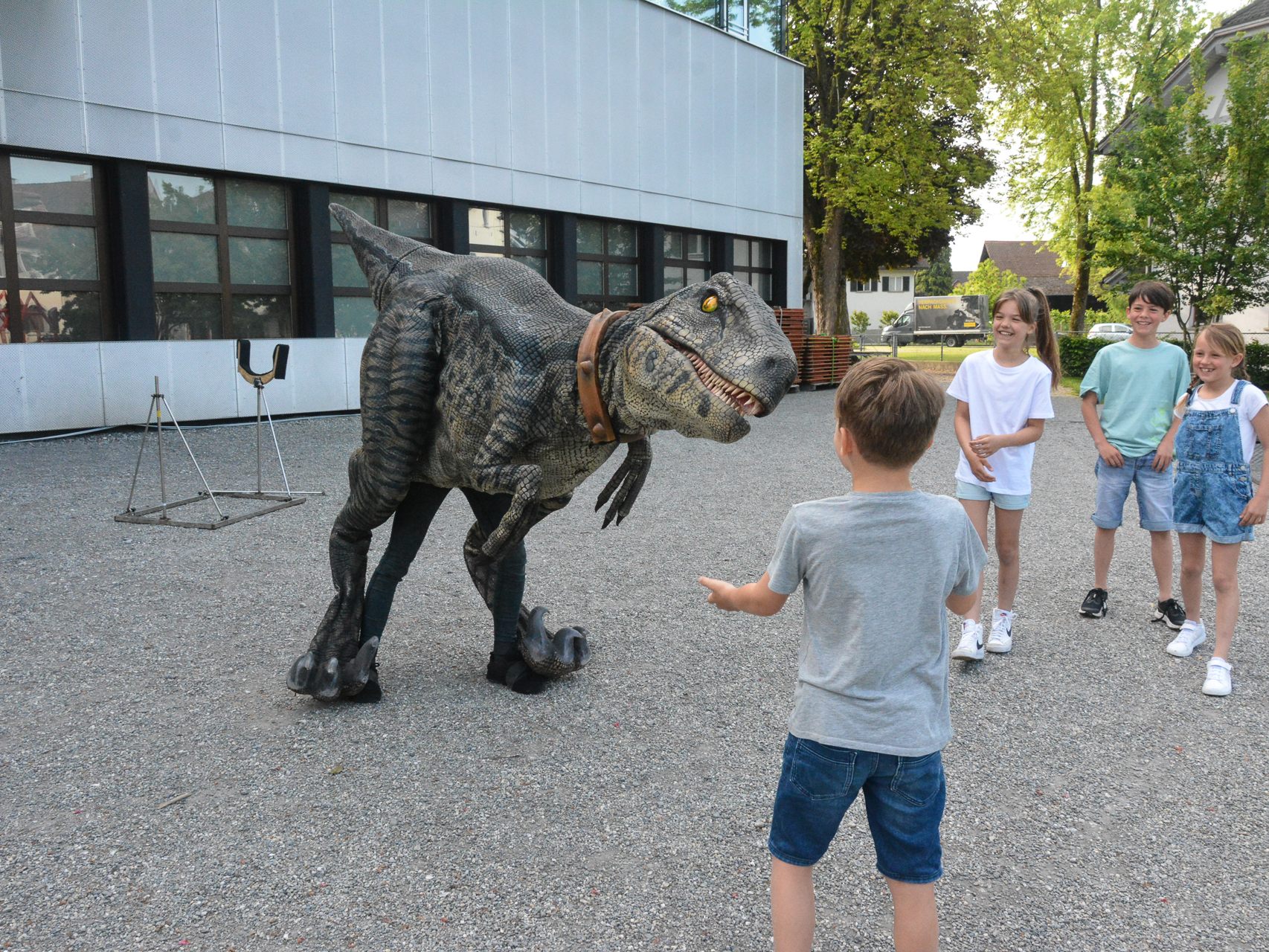 Am Freitagvormittag war Ruby the Raptor zu Besuch in der Volksschule Rheindorf und begeisterte dort die Kinder. Am Freitagvormittag war Ruby the Raptor zu Besuch in der Volksschule Rheindorf und begeisterte dort die Kinder.