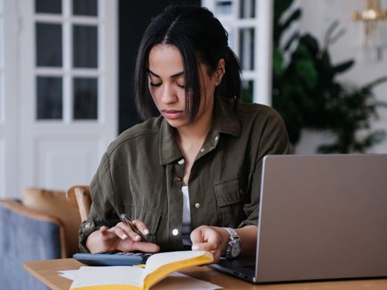 Die berufliche Zukunft liegt nur einen Mausklick entfernt. Die AK FastLane hilft in Windeseile weiter. (Foto: Iona/ adobe.stock) Die berufliche Zukunft liegt nur einen Mausklick entfernt. Die AK FastLane hilft in Windeseile weiter. (Foto: Iona/ adobe.stock)