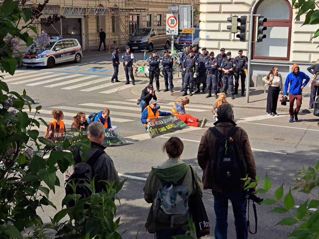 Straßenblockade bei der Rossauer Lände in Wien. Straßenblockade bei der Rossauer Lände in Wien.