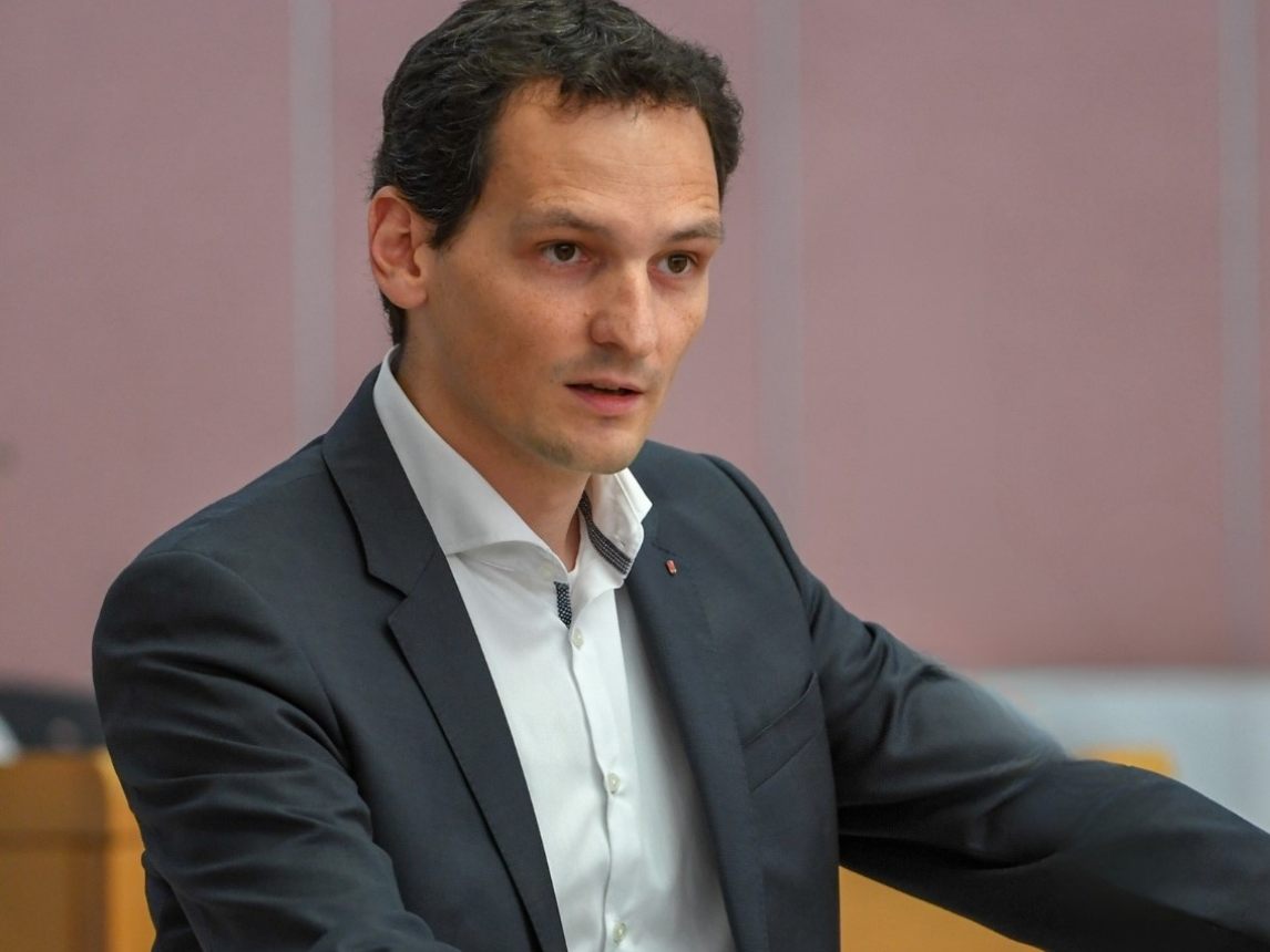 Julian Fässler kontert Aaron Wölfling. Julian Fässler kontert Aaron Wölfling.