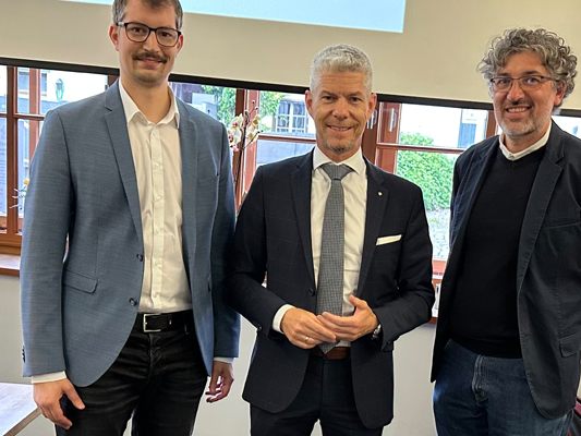 Sparkasse Bludenz-Vorstandsdirektor Thomas Schreiber (Bildmitte) mit dem bisherigen Obmann Michael Kasper (re.) Sparkasse Bludenz-Vorstandsdirektor Thomas Schreiber (Bildmitte) mit dem bisherigen Obmann Michael Kasper (re.)