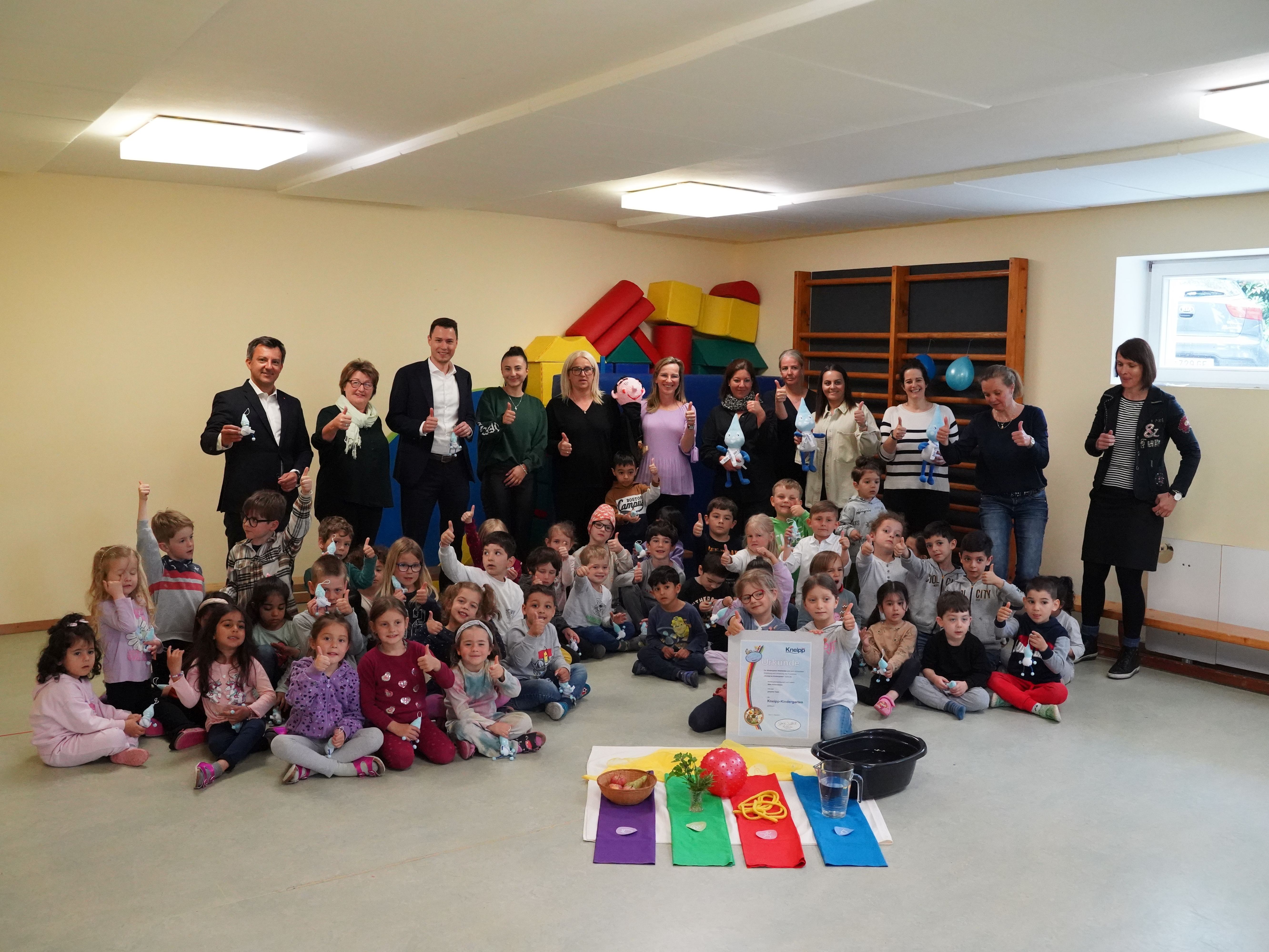Die Ehrengäste mit Mitarbeitenden des Kindergartens mit Kneipp Zertifikat samt Kindern.@Frank Angerer Die Ehrengäste mit Mitarbeitenden des Kindergartens mit Kneipp Zertifikat samt Kindern.@Frank Angerer