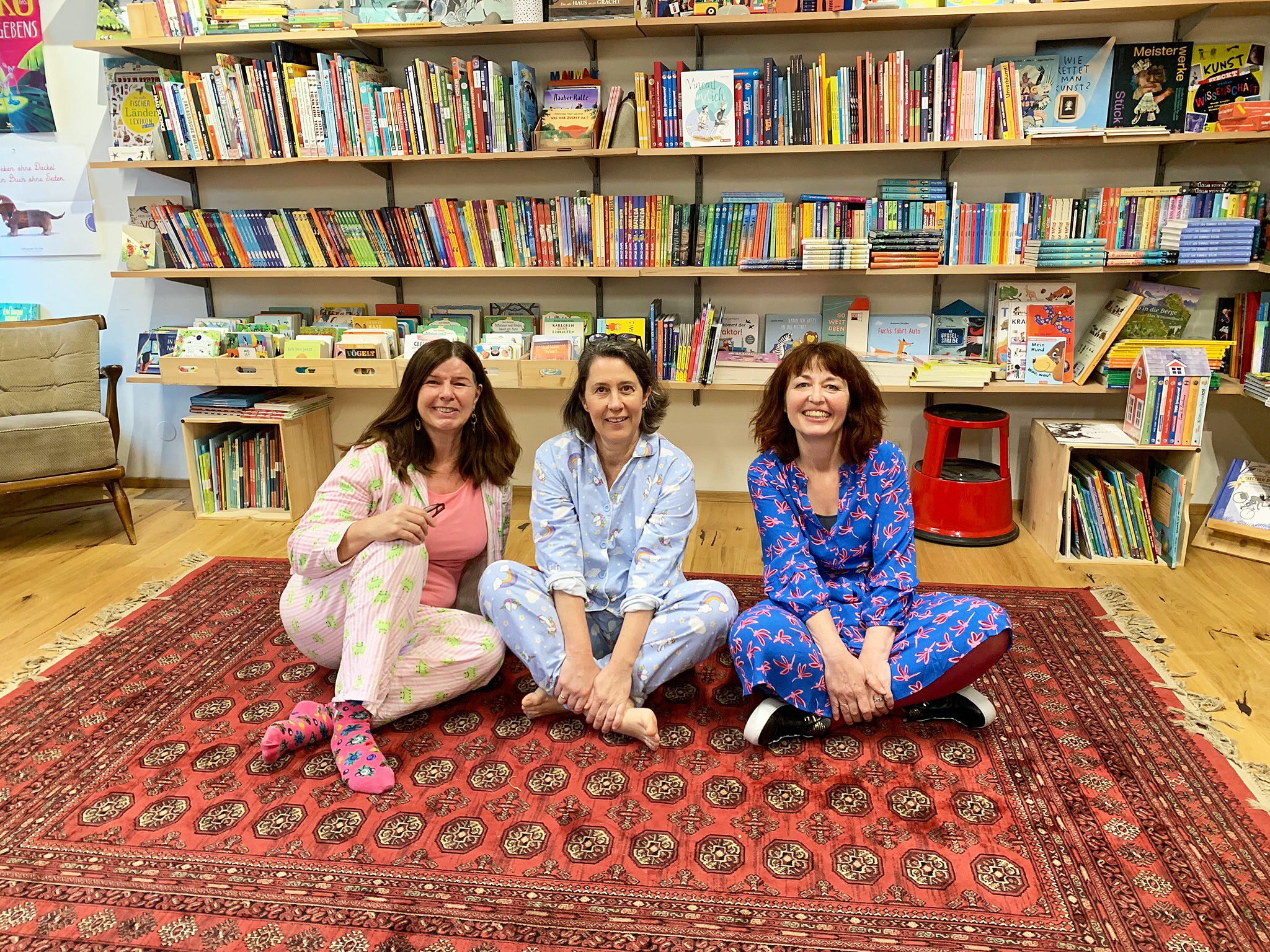 Buchhändlerin Barbara Sohm (rechts) mit der Autorin Petra Hartlieb (Mitte) und Mitarbeiterin Margot Schreiber. Buchhändlerin Barbara Sohm (rechts) mit der Autorin Petra Hartlieb (Mitte) und Mitarbeiterin Margot Schreiber.
