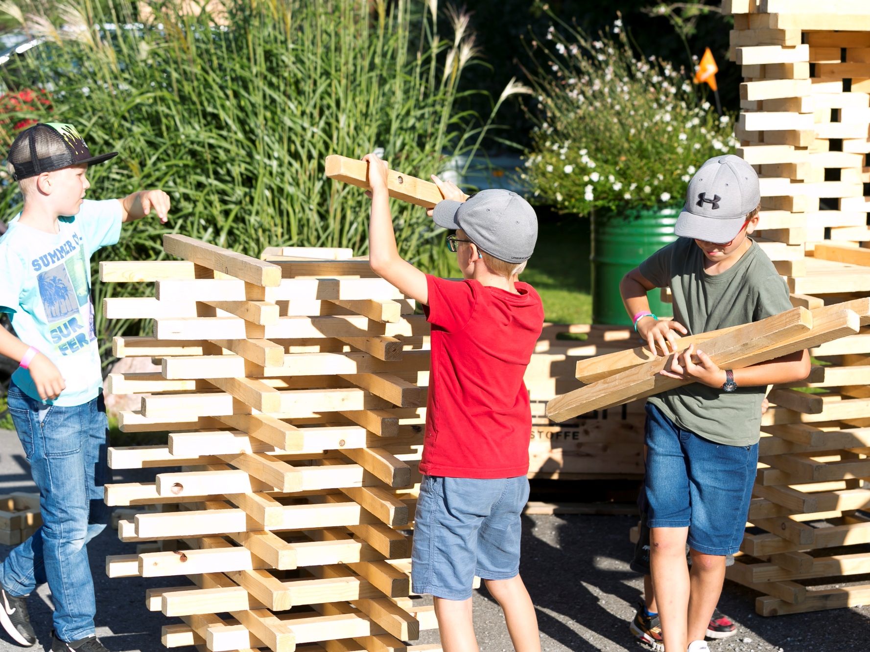 Tausende Holzbauklötze warten auf kreative Ideen Tausende Holzbauklötze warten auf kreative Ideen