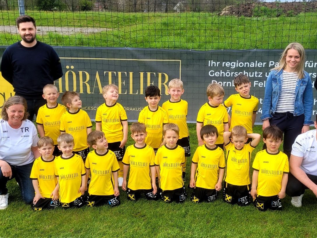 Die Jungs und Mädels der „Ballschule des ECO-Park FC Hörbranz“ freuen sich über ihr tolles neues Dress, im Bild mit Julian Halder (Obmann), Sebastian Mathis (Höratelier Mathis), Birgit Bonvissuto (i-tec) und Hakan Sari (NW-Koordinator) sowie den beiden Trainern Daniela Schneider und Claudio Bonvissuto, vorne.