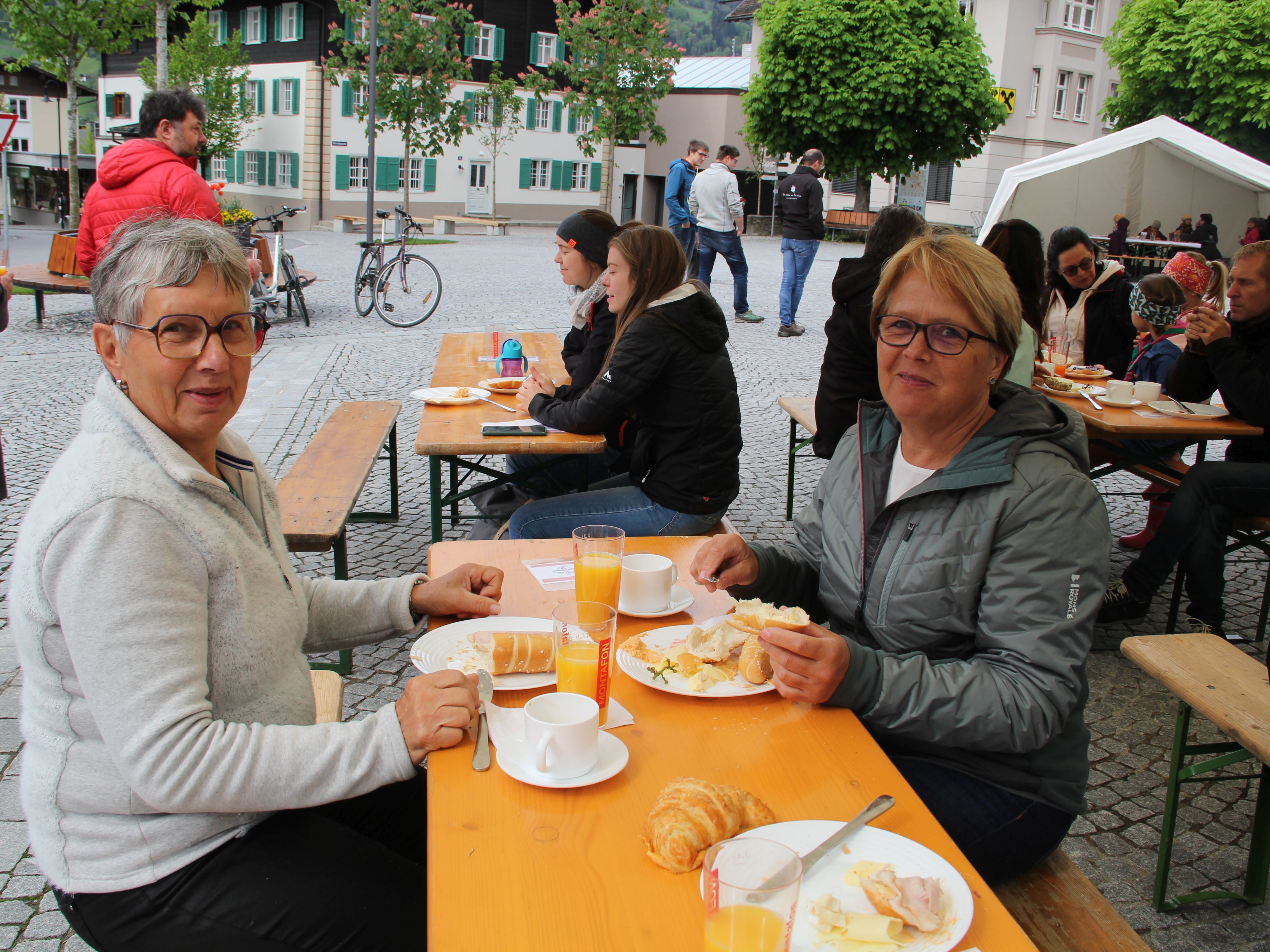 Jeden Mai laden die Pfadfinder Montafon alle Interessierten zu einem guten Frühstück auf den Schrunser Kirchplatz Jeden Mai laden die Pfadfinder Montafon alle Interessierten zu einem guten Frühstück auf den Schrunser Kirchplatz