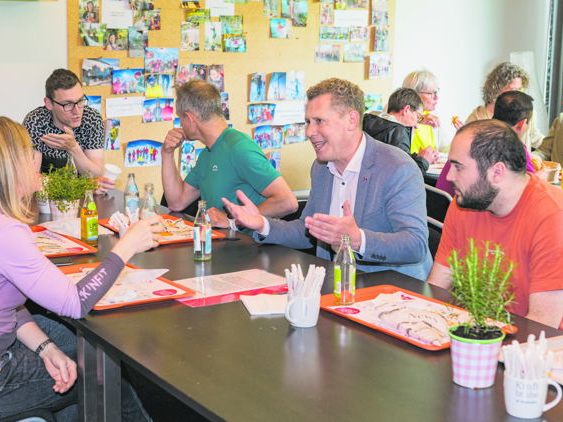 Bei Skinfit und Zaza in Koblach freuten sich mehr als 80 Mitsarbeiter:innen über das Streetfood der AK und feine Gespräche. (Foto: Jürgen Gorbach) Bei Skinfit und Zaza in Koblach freuten sich mehr als 80 Mitsarbeiter:innen über das Streetfood der AK und feine Gespräche. (Foto: Jürgen Gorbach)