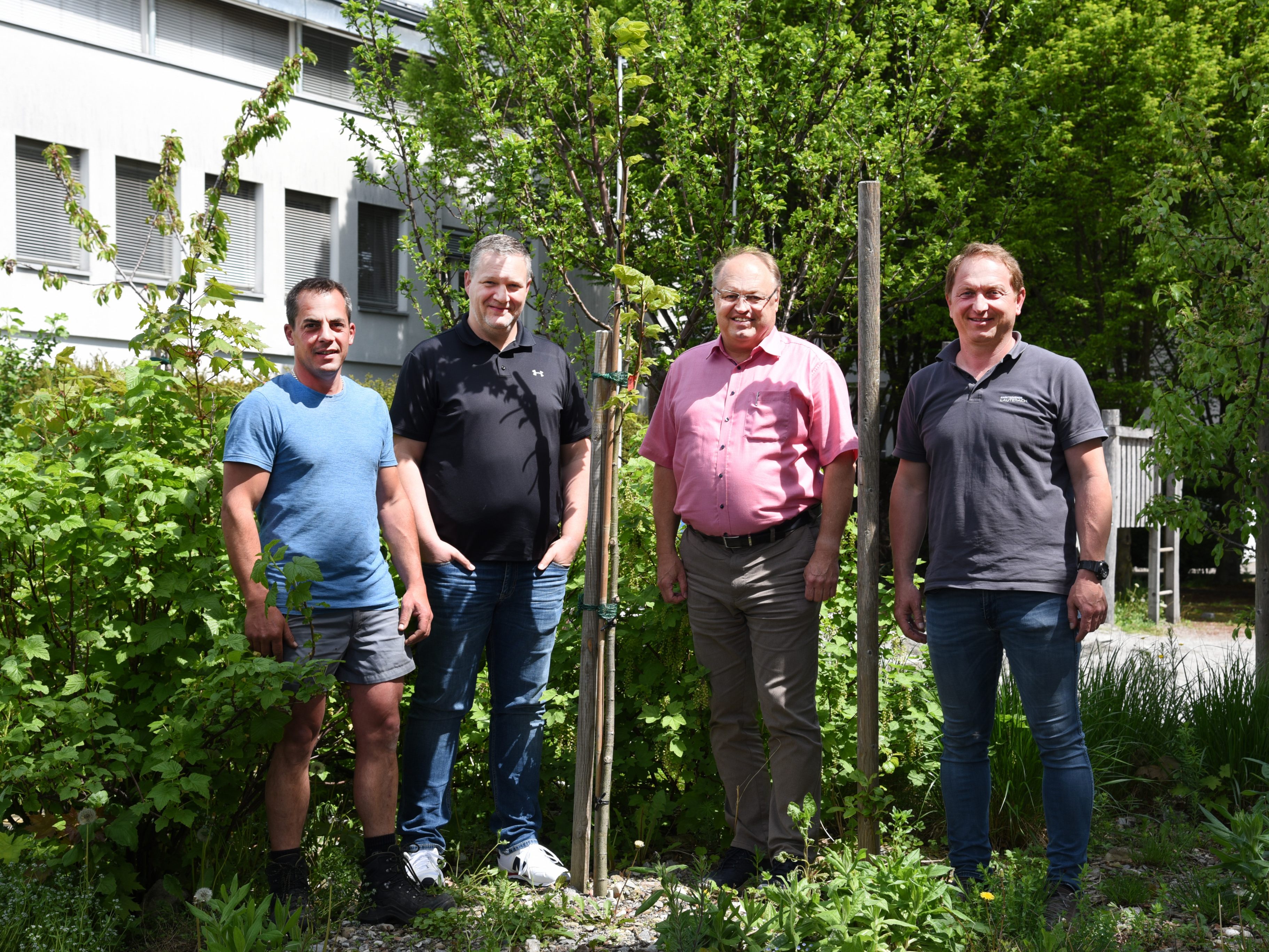Martin Böni (Gärtner), Gerd Wakolbinger (Obmann des Bienenzuchtvereins Lauterach), Elmar Rhomberg (Bürgermeister) und Markus Wirth (Leiter Bauhof) Martin Böni (Gärtner), Gerd Wakolbinger (Obmann des Bienenzuchtvereins Lauterach), Elmar Rhomberg (Bürgermeister) und Markus Wirth (Leiter Bauhof)