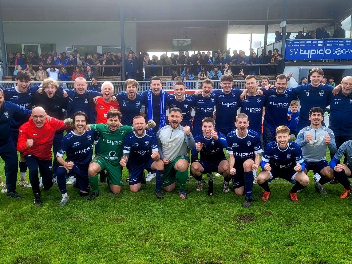 Das Team des SV typico Lochau jubelt zusammen mit den zahlreichen begeisterten Fans über den tollen 2:1 Derbysieg gegen den Nachbarverein ECO-Park FC Hörbranz.