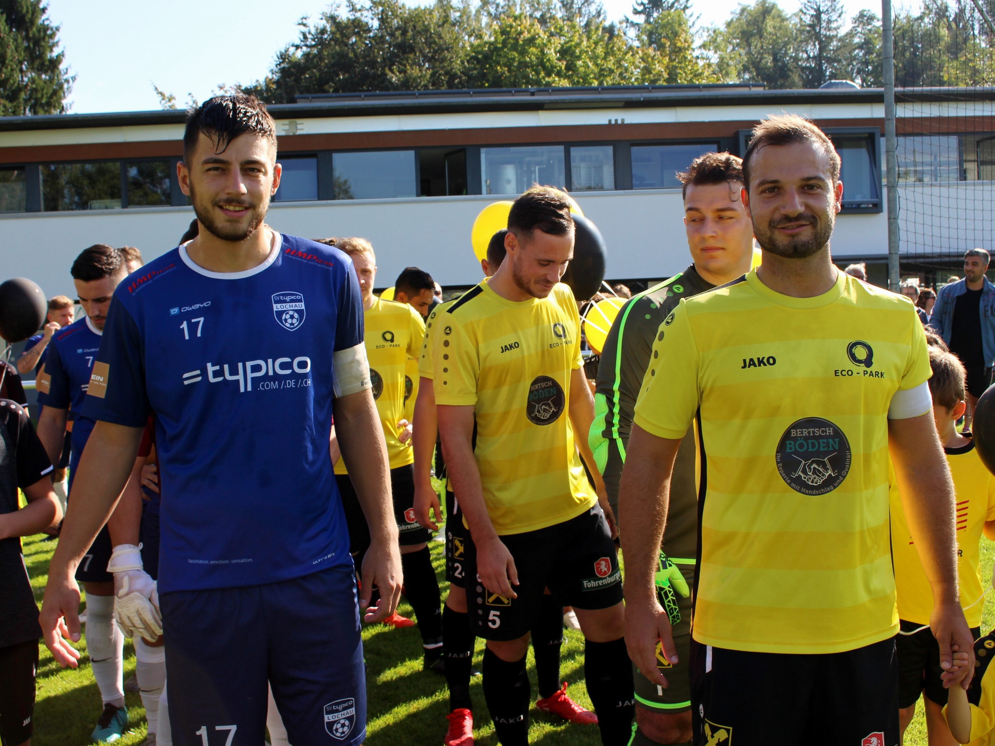 Sie führen auch in diesem Derby ihre Teams als Mannschaftskapitäne aufs Feld: Fabio Feldkircher (SV typico Lochau) und Stefan Kolhaupt (ECO-Park FC Hörbranz).