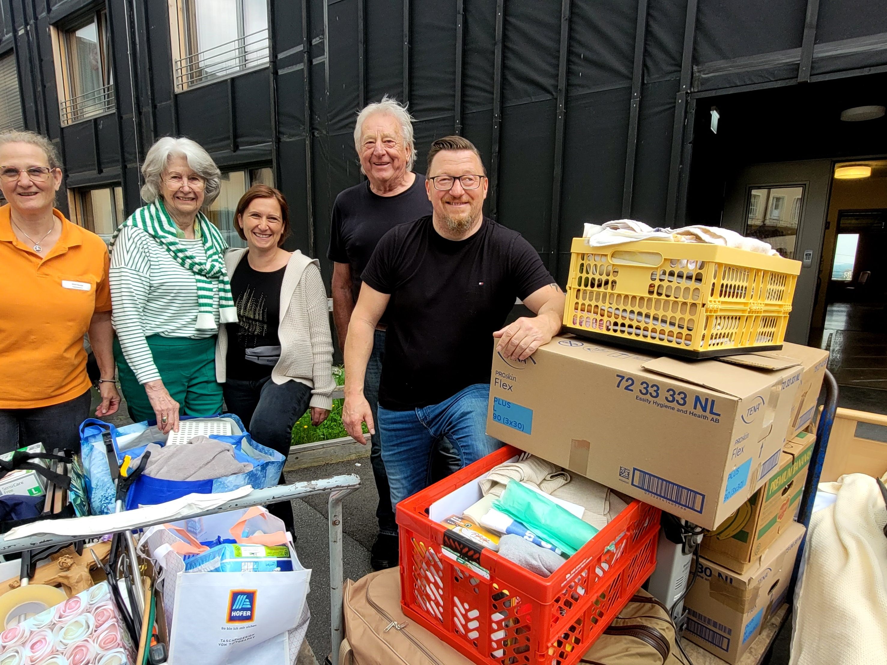 Alle halfen an diesem besonderen Tag zusammen, beim großen Umzug der 36 Bewohnerinnen und Bewohner aus dem Ersatzbau in die bereits fertig eingerichteten Räumlichkeiten im Erdgeschoß bzw. im ersten Stock im „Neubau Haus Pfänder“. Alle halfen an diesem besonderen Tag zusammen, beim großen Umzug der 36 Bewohnerinnen und Bewohner aus dem Ersatzbau in die bereits fertig eingerichteten Räumlichkeiten im Erdgeschoß bzw. im ersten Stock im „Neubau Haus Pfänder“.