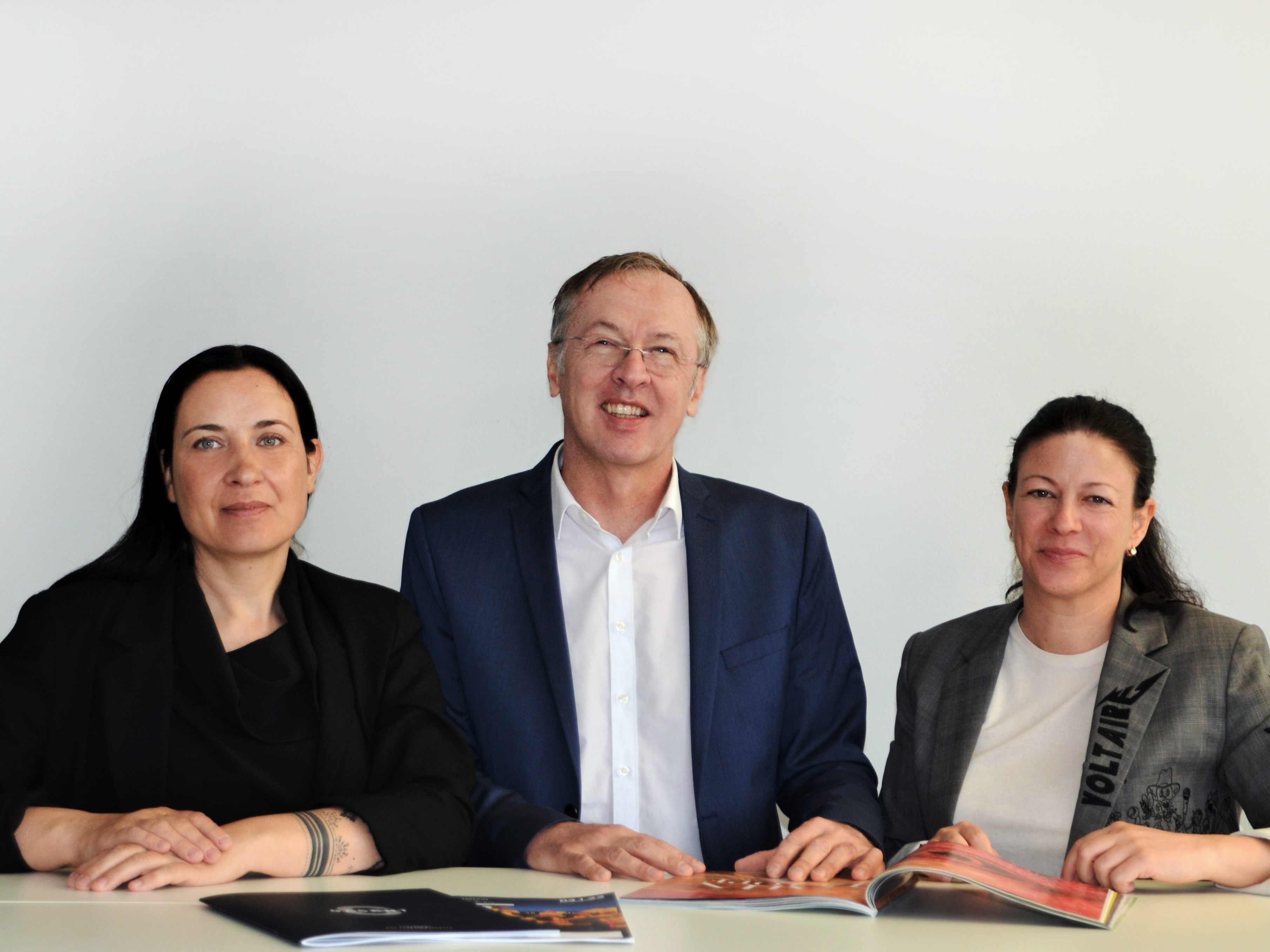 Kathrin Leitner (Schulleitung Tourismusschulen Bludenz), Mario Hammerer (Direktor Bezauer WirtschaftsSchulen) und Nicole Okhowat-Lehner (Direktorin GASCHT) freuen sich auf den Start der Bier-Jungsommelier-Ausbildung in Kooperation mit der Mohrenbrauerei. Kathrin Leitner (Schulleitung Tourismusschulen Bludenz), Mario Hammerer (Direktor Bezauer WirtschaftsSchulen) und Nicole Okhowat-Lehner (Direktorin GASCHT) freuen sich auf den Start der Bier-Jungsommelier-Ausbildung in Kooperation mit der Mohrenbrauerei.