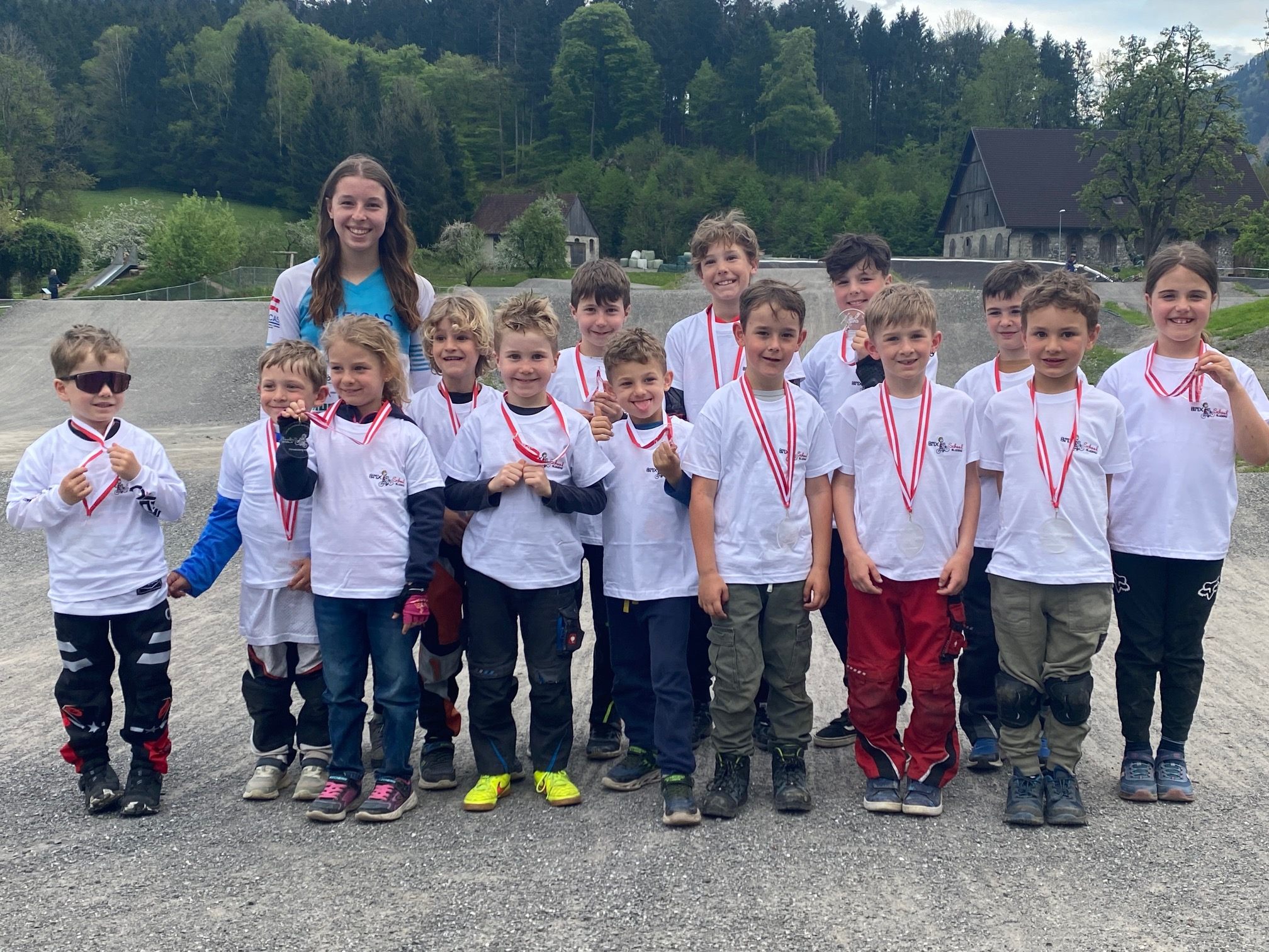 Die Absolvent*innen der Bludenzer BMX-School mit Übungsleiterin Hannah Muther
