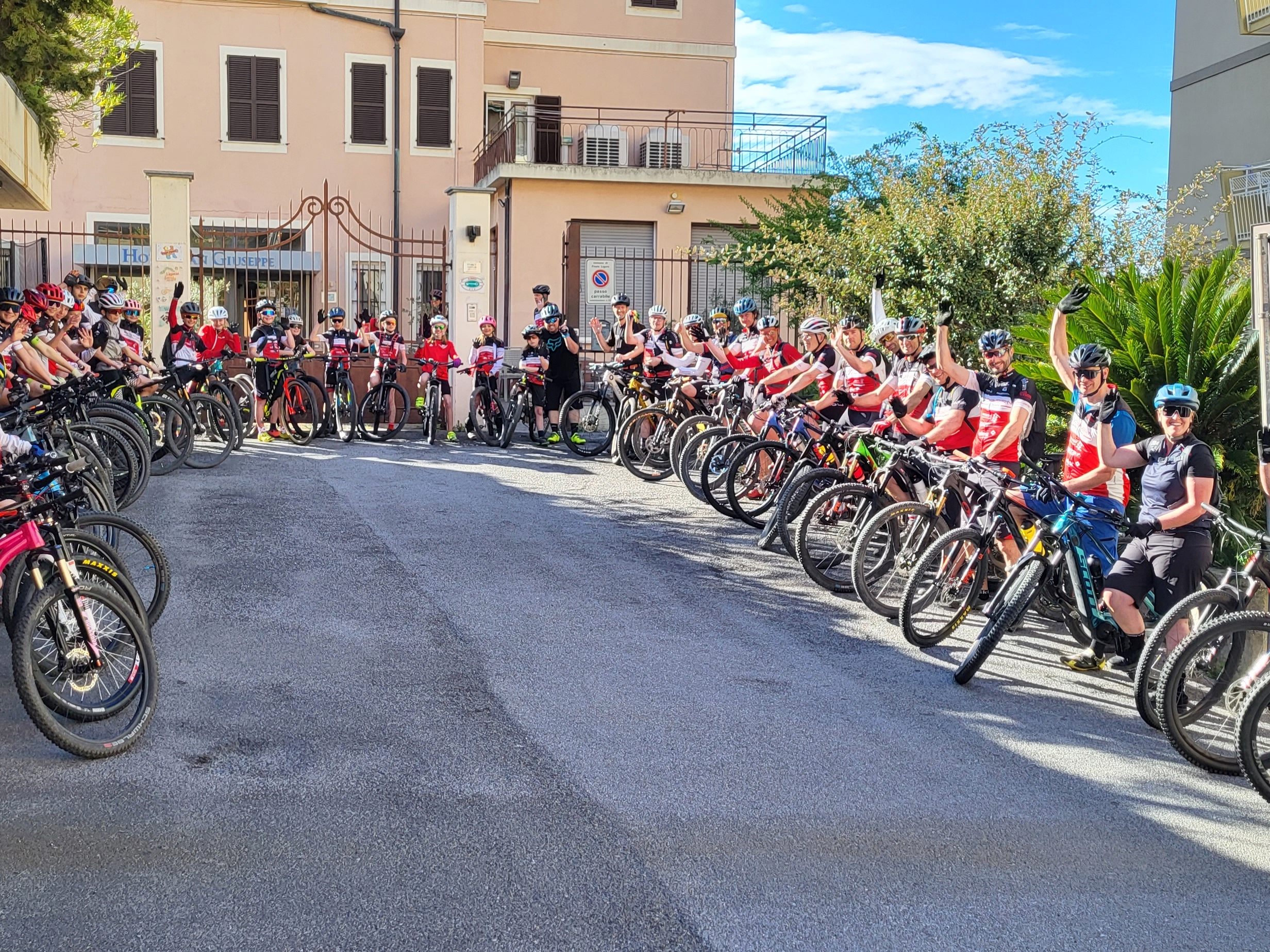 Beim Trainingslager in Finale Ligure bereiteten sich die RV-Dornbirn Mountainbiker intensiv auf die neue Saison vor. Beim Trainingslager in Finale Ligure bereiteten sich die RV-Dornbirn Mountainbiker intensiv auf die neue Saison vor.