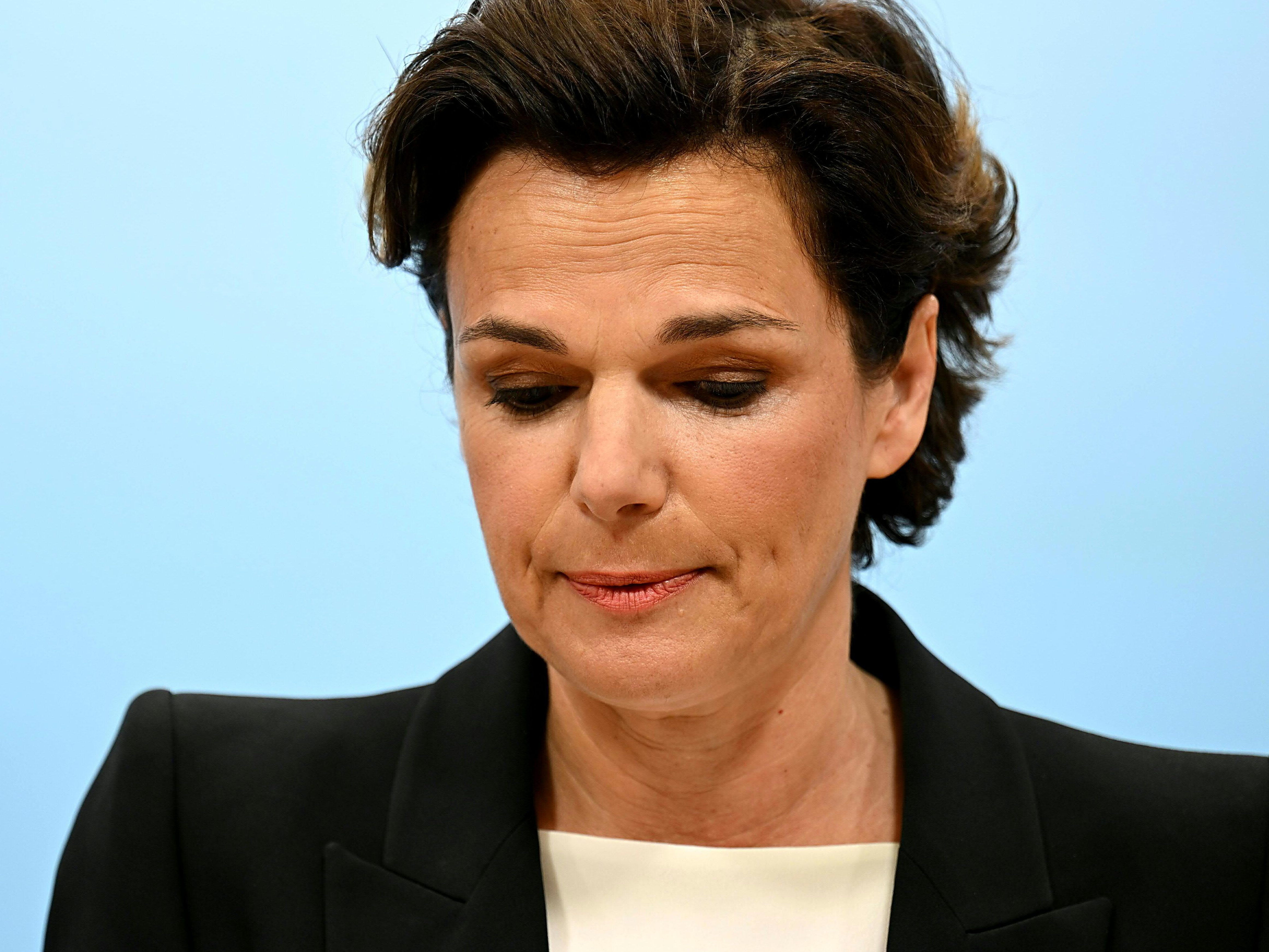 SPÖ-Bundesparteichefin Rendi-Wagner legt Klubvorsitz zurück. SPÖ-Bundesparteichefin Rendi-Wagner legt Klubvorsitz zurück.