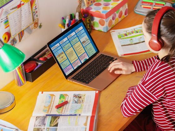 Die Teuerung lässt den Schulbesuch der Kinder in immer mehr Familien zur echten Belastung werden. (Foto: Anke Thomass/ adobe.stock)