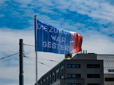 Ein Kunstprojekt beflaggte zum 1. Mai den Wienfluss.