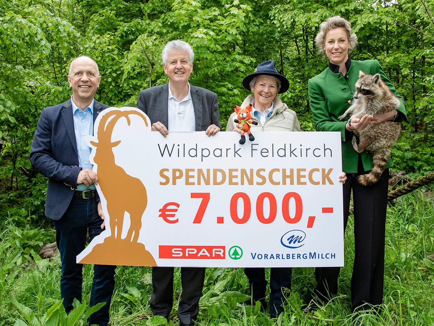 SPAR Geschäftsführerin Carina Pollhammer (r.) und Michael Schatzmann, Verkaufsleiter Vorarlberg Milch (l.) überreichten den Scheck in Höhe von € 7.000,- an Kristl Moosbrugger und Wolfgang Schwald vom Wildpark Feld-kirch. © SPAR/Hirschbühl Fotografie, honorarfrei
