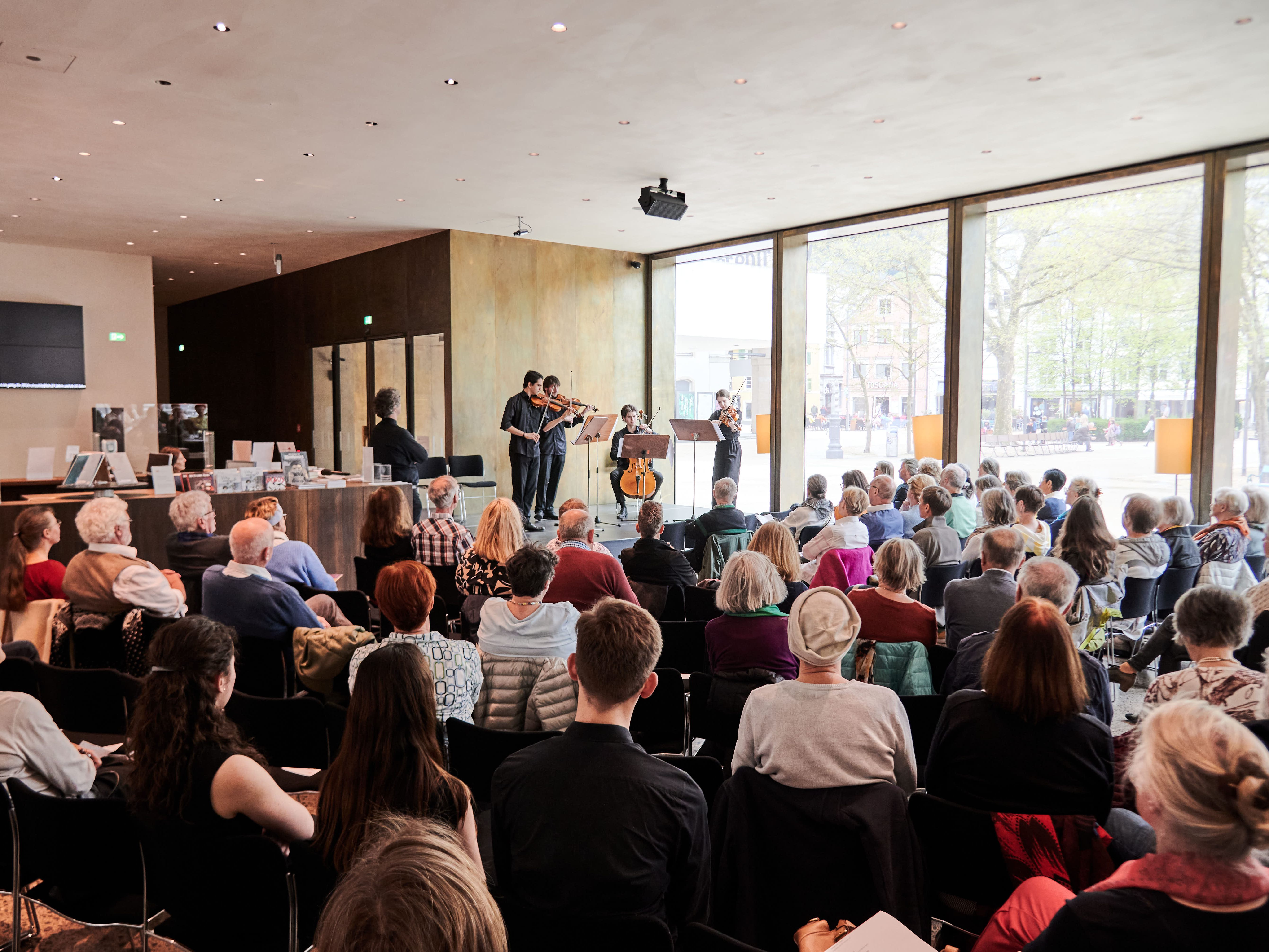 Das Format „Konzert am Mittag“ bietet Studierenden der Stella Vorarlberg die Möglichkeit, sich im vorarlberg museum (wie in diesem Bild) oder im Montforthaus zu präsentieren. Das Format „Konzert am Mittag“ bietet Studierenden der Stella Vorarlberg die Möglichkeit, sich im vorarlberg museum (wie in diesem Bild) oder im Montforthaus zu präsentieren.