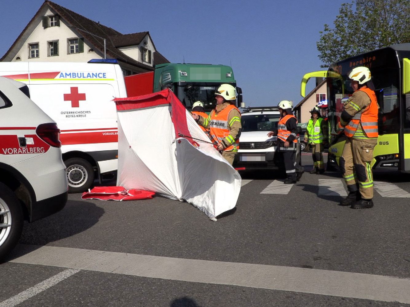 Radfahrer in Lauterach von Lkw erfasst. Radfahrer in Lauterach von Lkw erfasst.