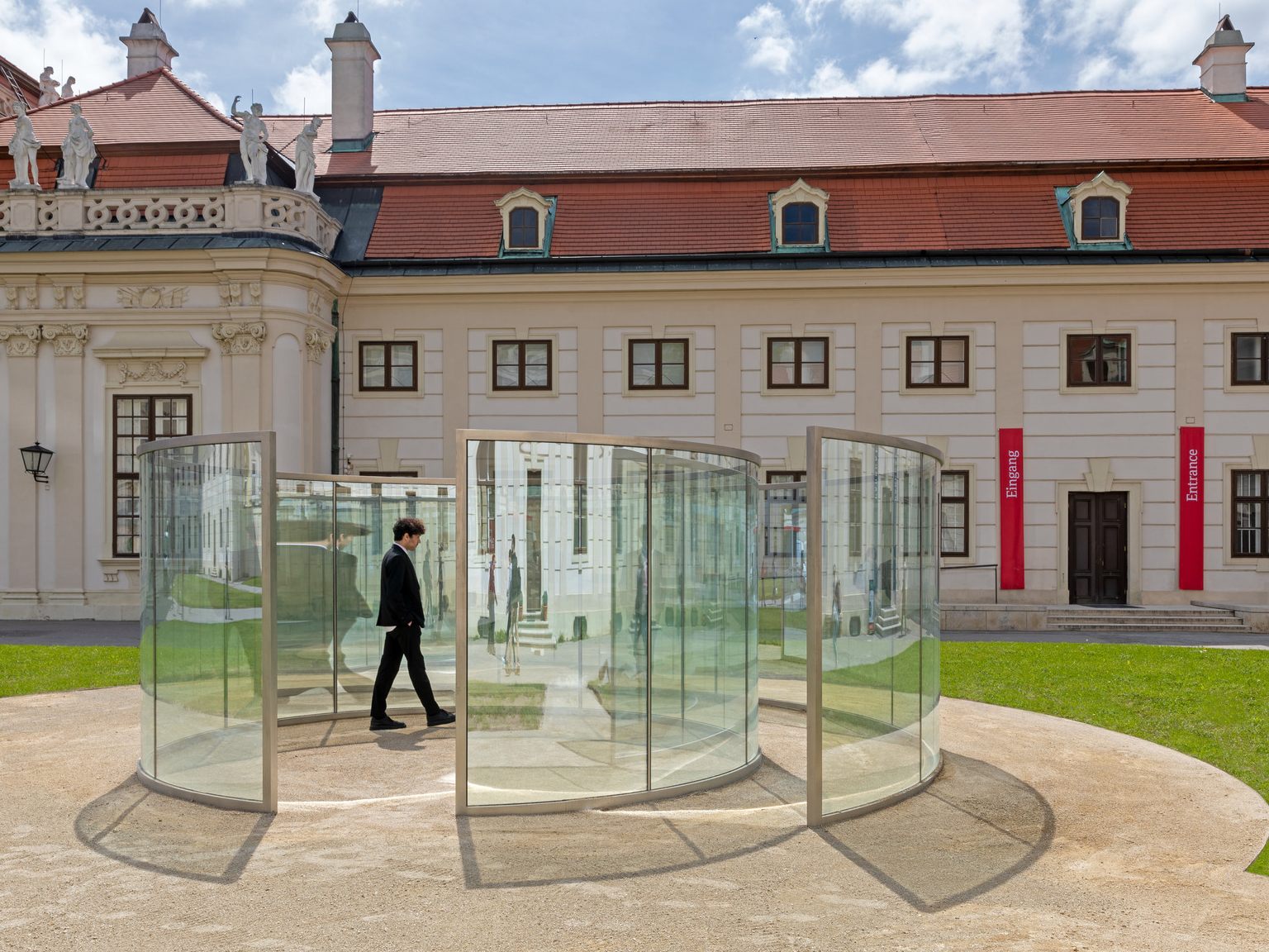 Dieser Spiegelpavillion irritiert derzeit die Besucher der Gärten des Unteren Belvederes in Wien.