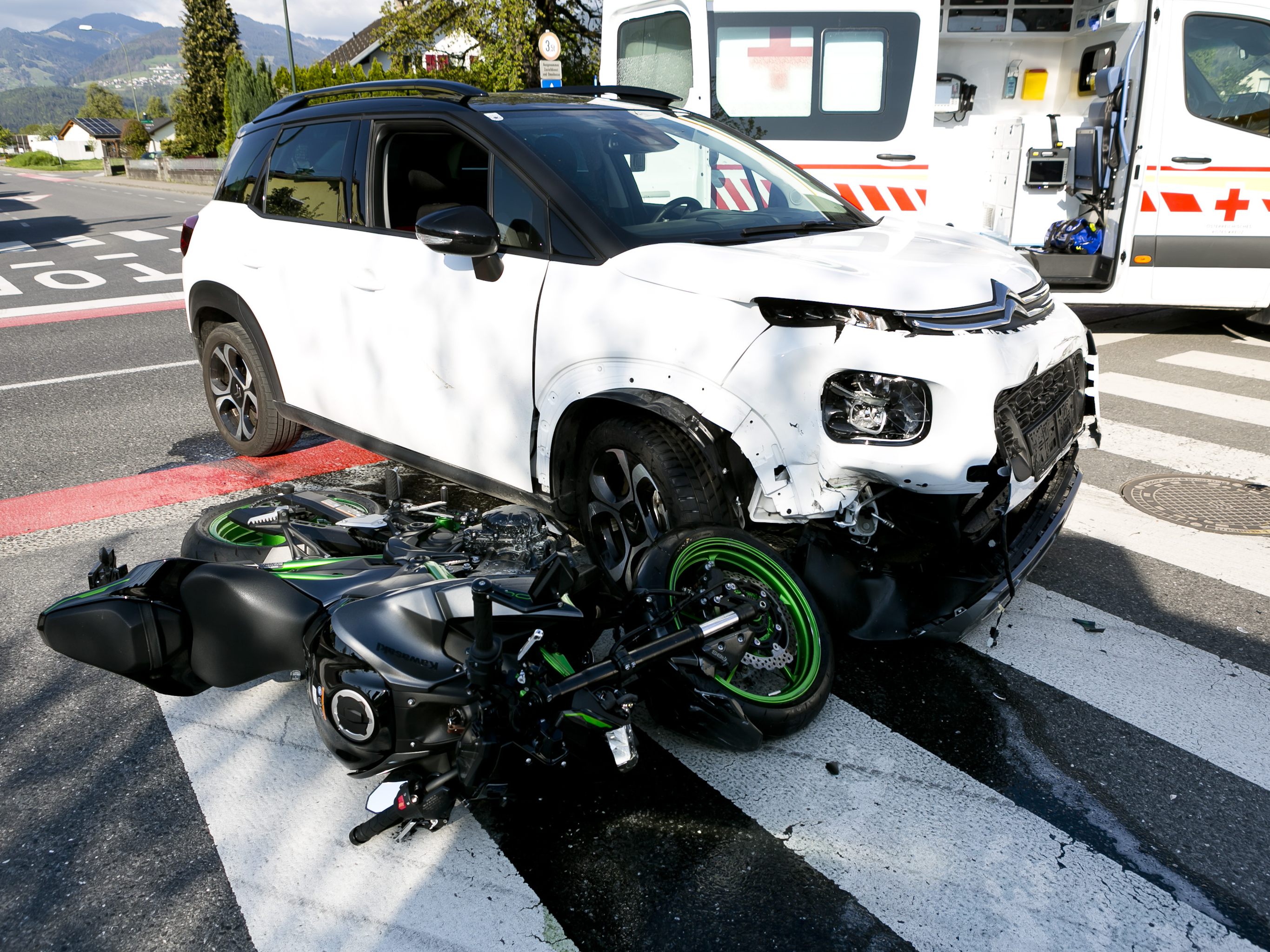 Eine Motoradlenkerin schwer verletzt Eine Motoradlenkerin schwer verletzt
