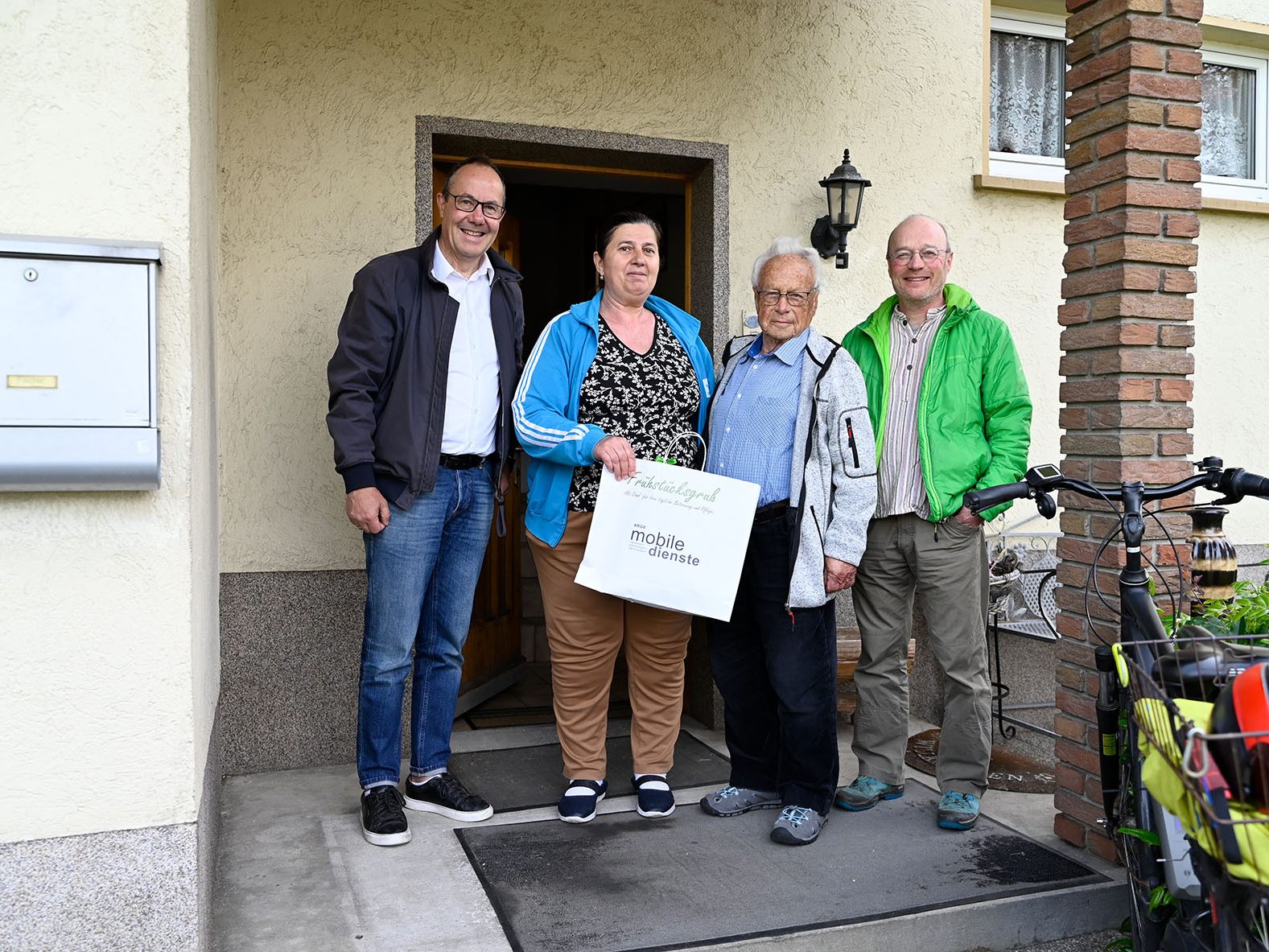 Vizebürgermeister Andreas Prenn (links) bei der Übergabe des Frühstücks an Familie Fischer.