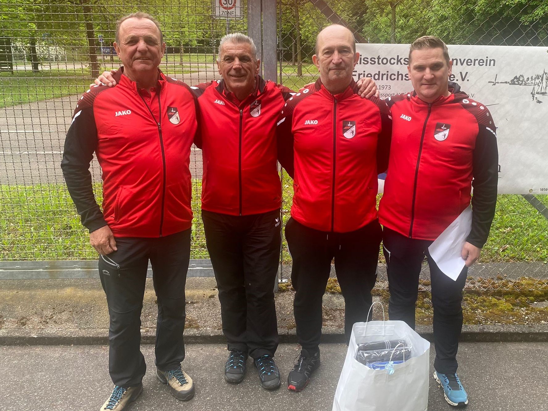 (Unsere Sportler: Josef Gruber, Raimund Walch, Jürgen Juriatti und Vinzenz Zech)