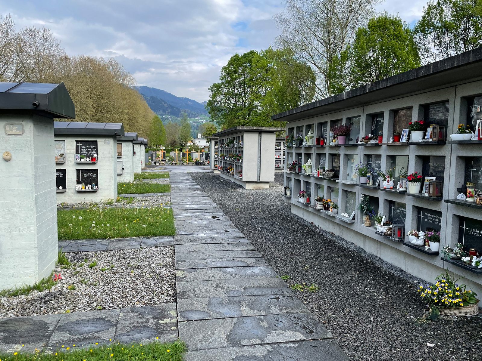 Auf dem Friedhof soll künftig noch mehr Platz für Urnengräber sein. Auf dem Friedhof soll künftig noch mehr Platz für Urnengräber sein.