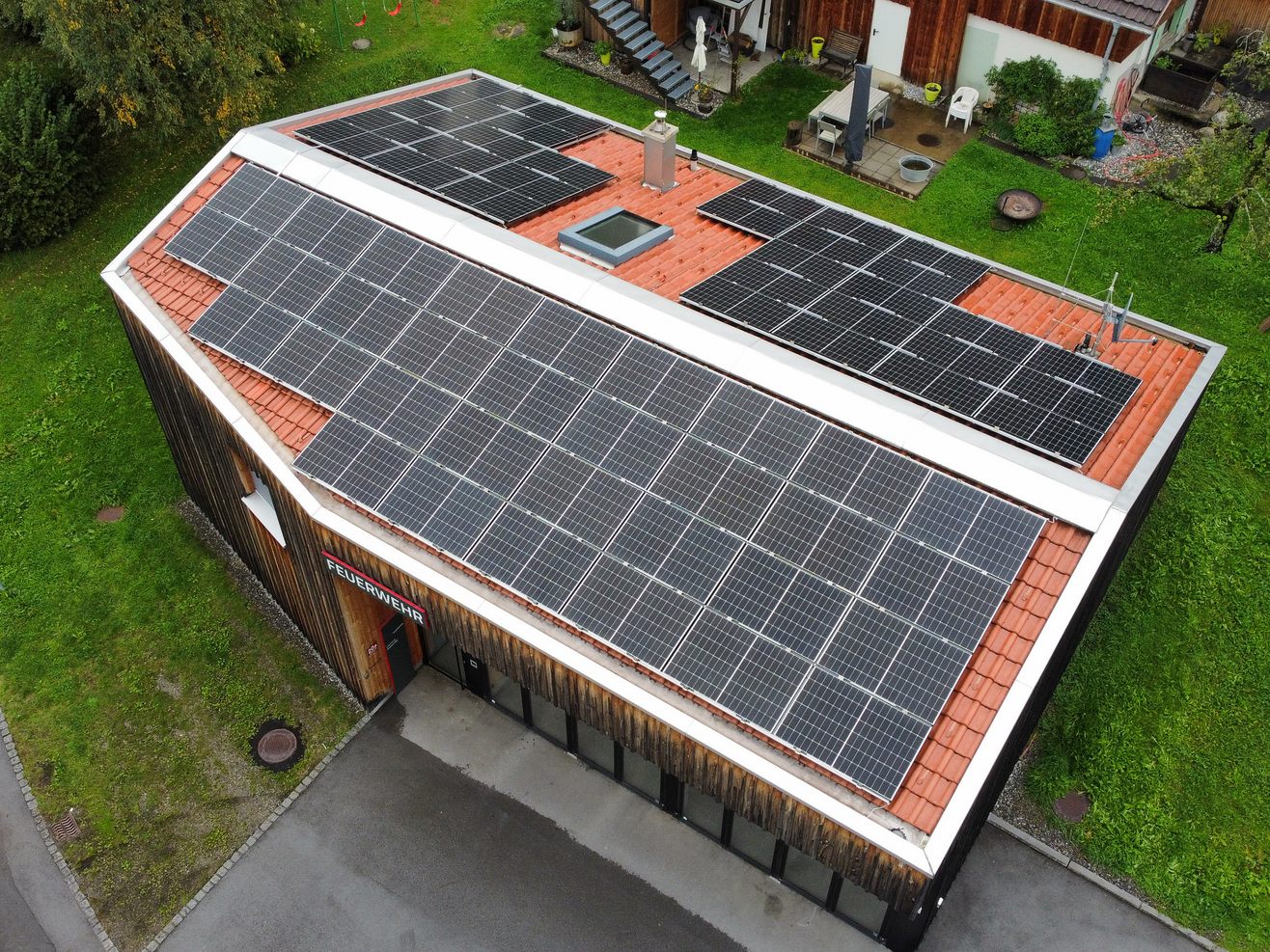 Aktuell betreibt die Stadt 26 Sonnenkraftwerke mit einer Gesamtleistung von 815 kWp. Aktuell betreibt die Stadt 26 Sonnenkraftwerke mit einer Gesamtleistung von 815 kWp.