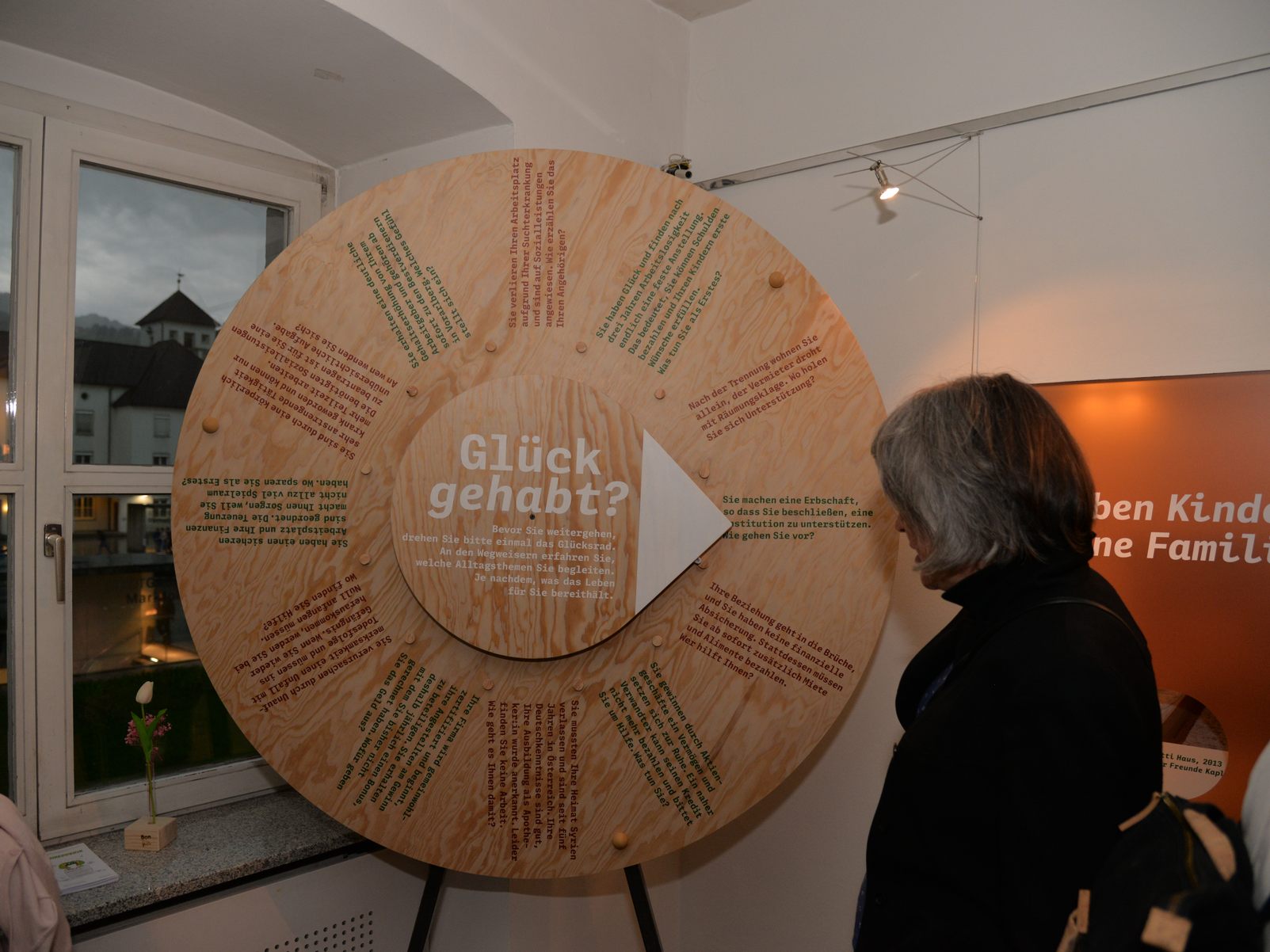 Das Glücksrad am Beginn der Ausstellung. Das Glücksrad am Beginn der Ausstellung.