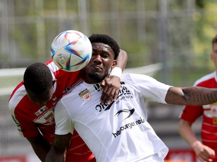 Zweikampf zwischen Balotelli und Vasquez Zweikampf zwischen Balotelli und Vasquez