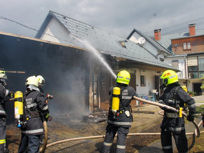 Beim Versuch ein Feuer zu löschen wurde am Sonntag ein Mann im Burgenland verletzt. Beim Versuch ein Feuer zu löschen wurde am Sonntag ein Mann im Burgenland verletzt.