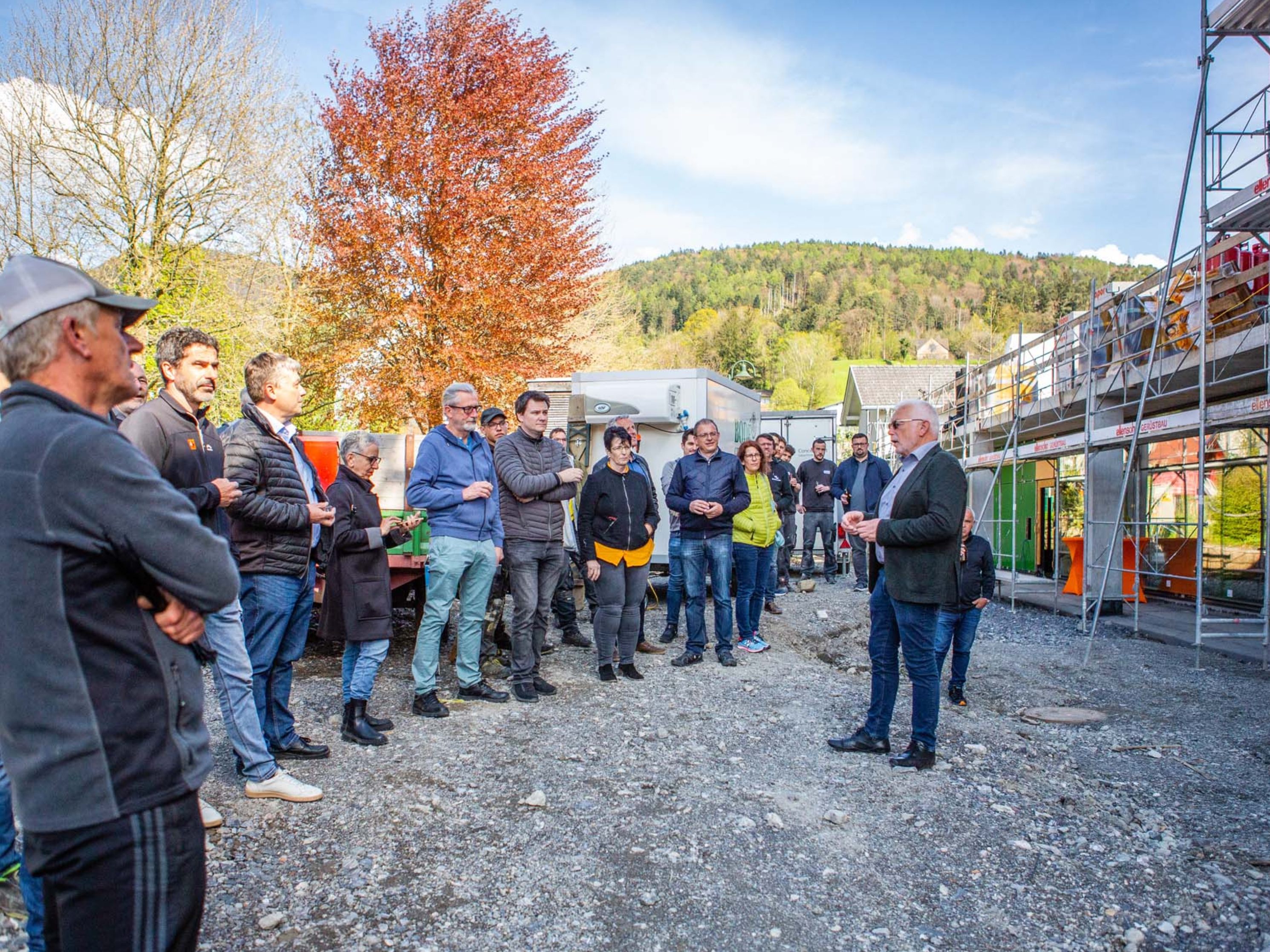 Bürgermeister Dietmar Summer freute sich über die Fertigstellung des Rohbaus beim neuen Mehrgenerationenhaus