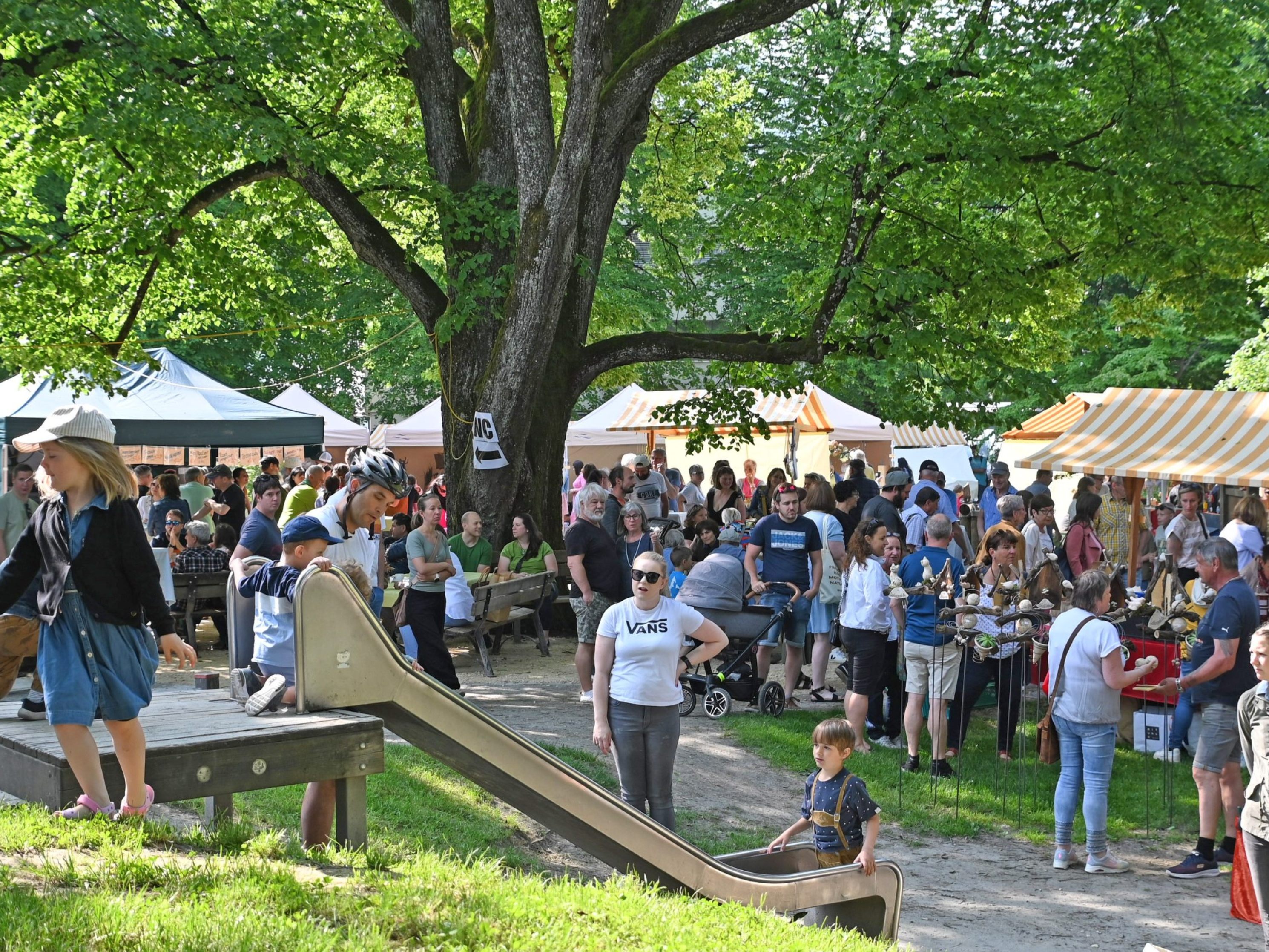 Bei bestem Wetter erfreute sich am Pfingstsonntag der Markt am Altacher Dorfplatz auch in diesem Jahr sehr großer Beliebtheit. Bei bestem Wetter erfreute sich am Pfingstsonntag der Markt am Altacher Dorfplatz auch in diesem Jahr sehr großer Beliebtheit.
