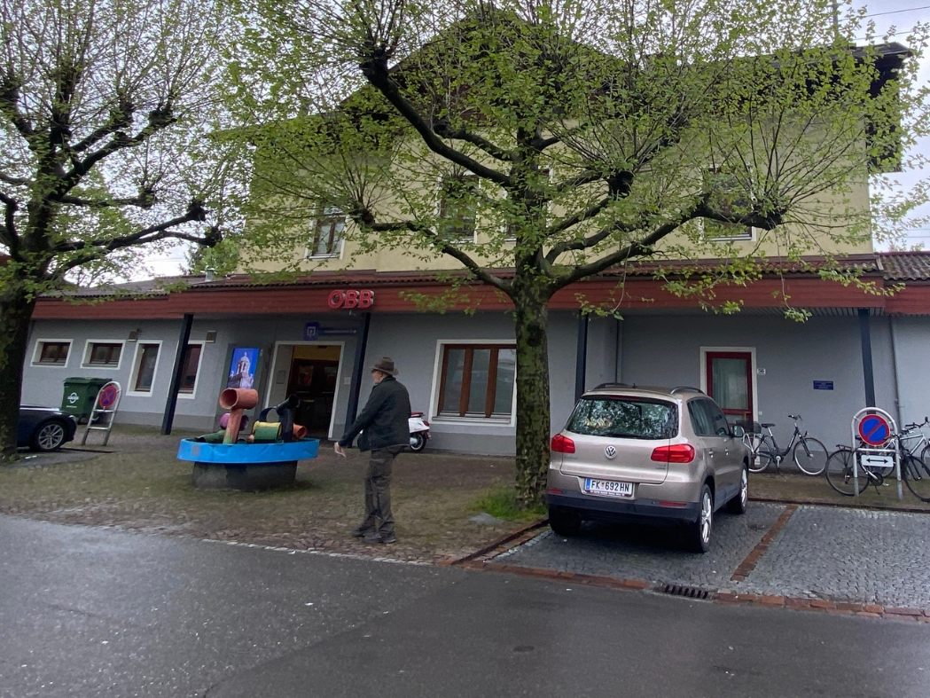 Ein 24-Jähriger wurde lebensbedrohlich verletzt. Ein 24-Jähriger wurde lebensbedrohlich verletzt.